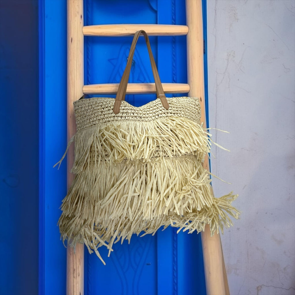 Borsa con frange in Rafia Intrecciata: Eleganza Boho-Chic per la Tua Estate