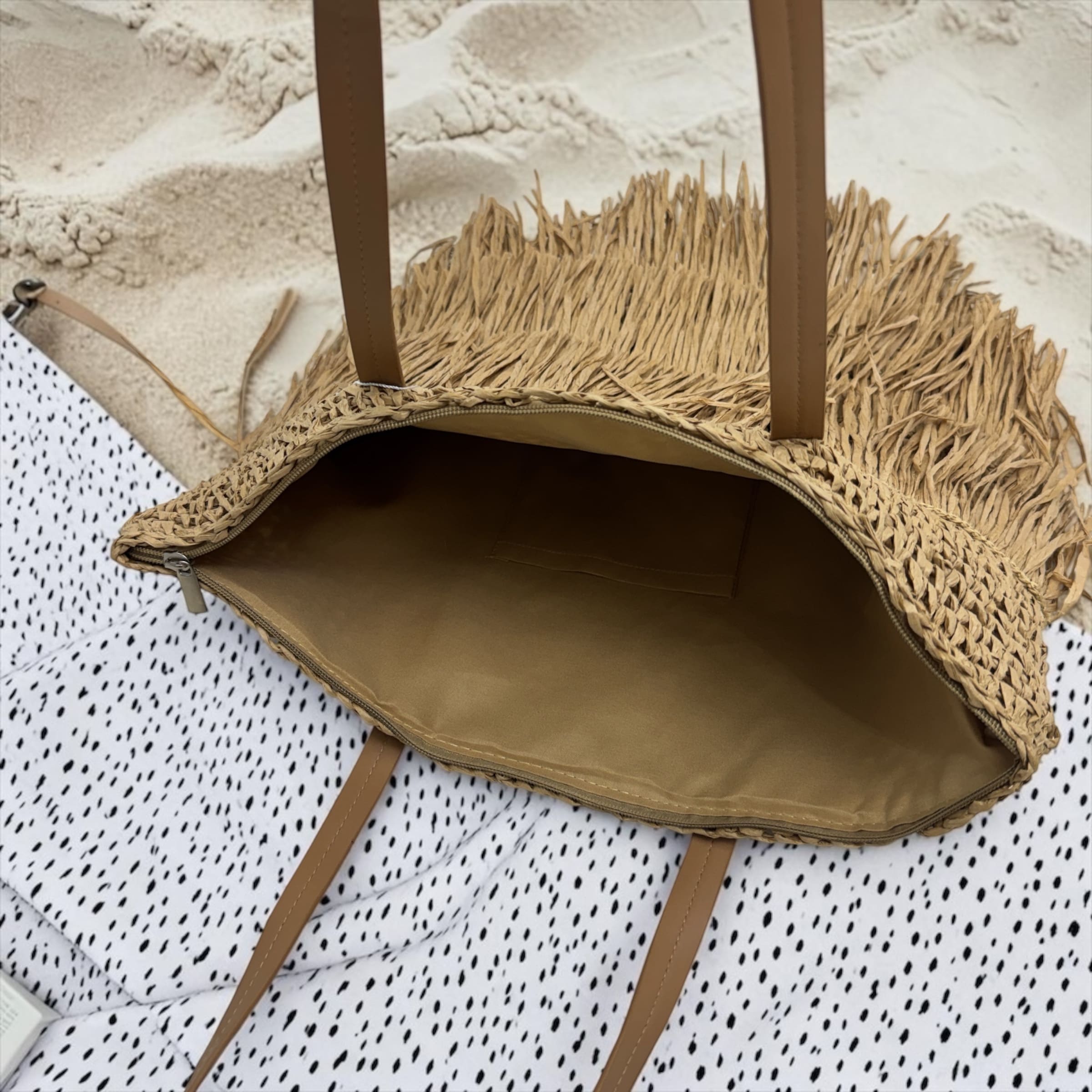 Borsa con frange in Rafia Intrecciata: Eleganza Boho-Chic per la Tua Estate