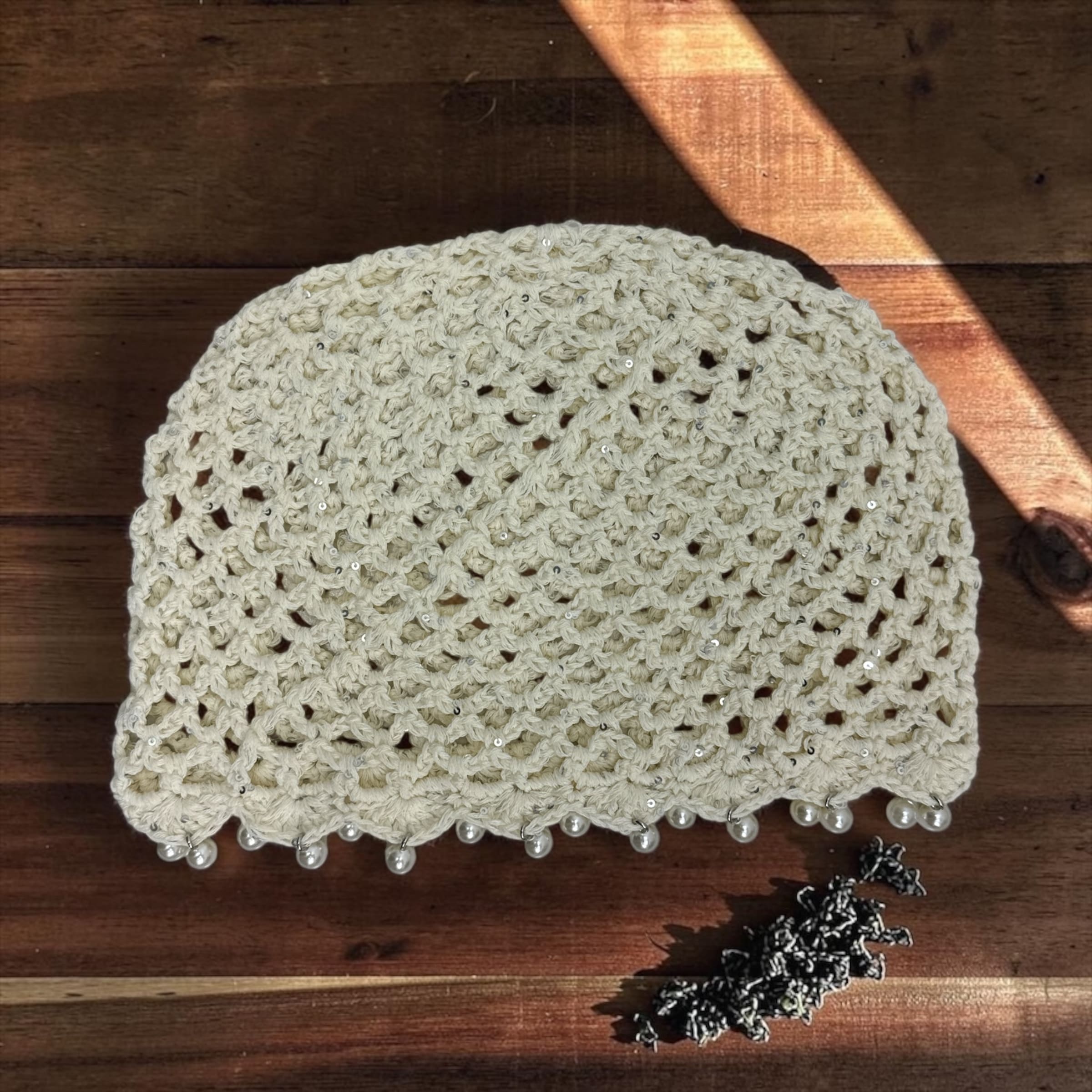 Cuffia a Uncinetto Nera da Donna con Ricamo Floreale | Berretto Crochet Fatto a Mano