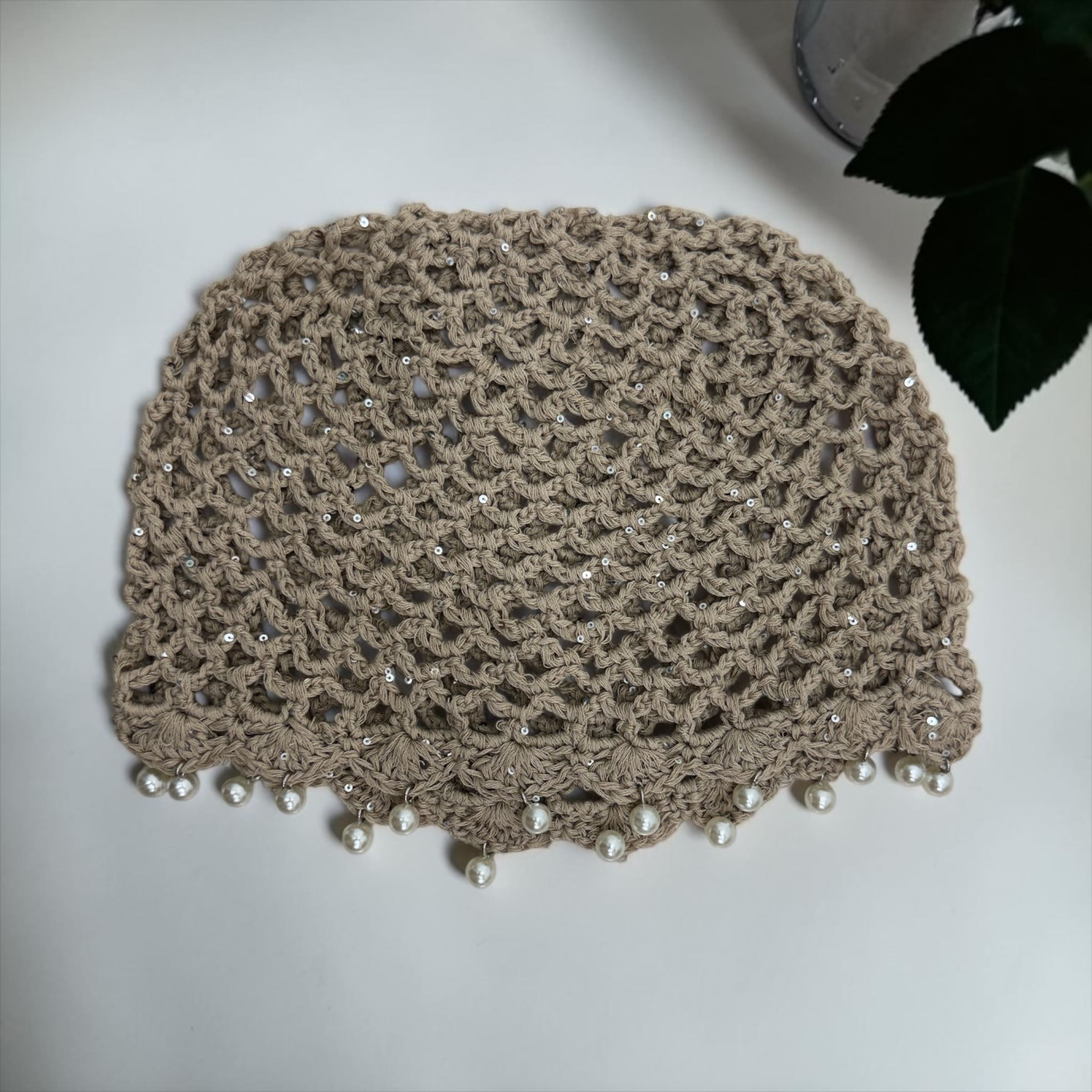 Cuffia a Uncinetto Nera da Donna con Ricamo Floreale | Berretto Crochet Fatto a Mano
