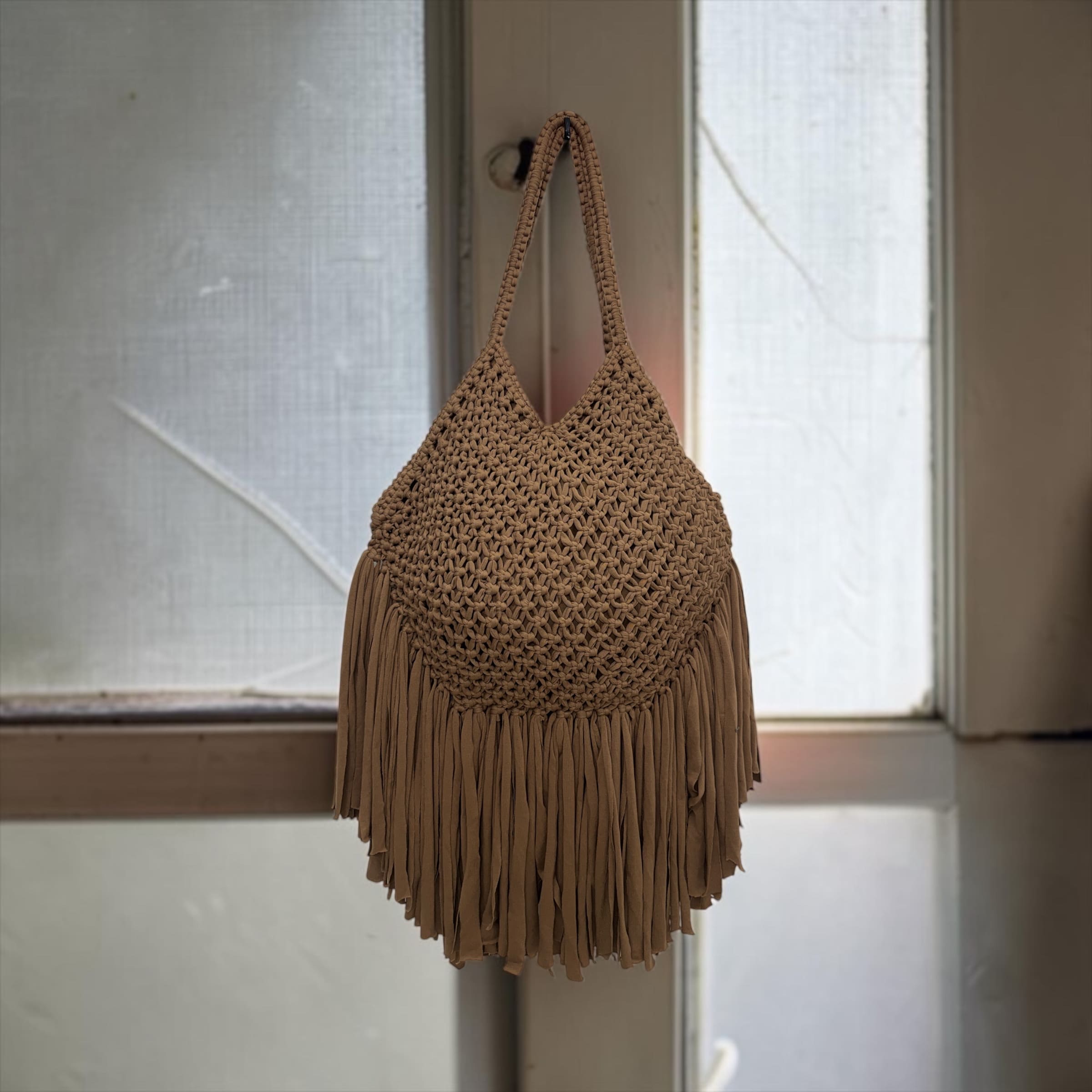 Borsa a Spalla in Fettuccia Lavorata a Uncinetto con Motivo a Rombi e Frange Lunghe
