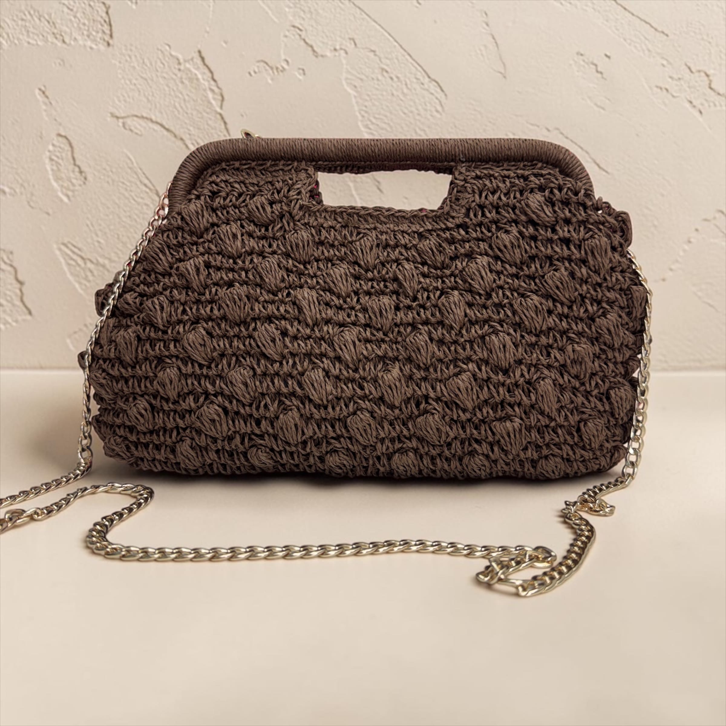 Borsa Clutch in Rafia Lavorata a Rilievo con Manico Incorporato e Tracolla Rimovibile