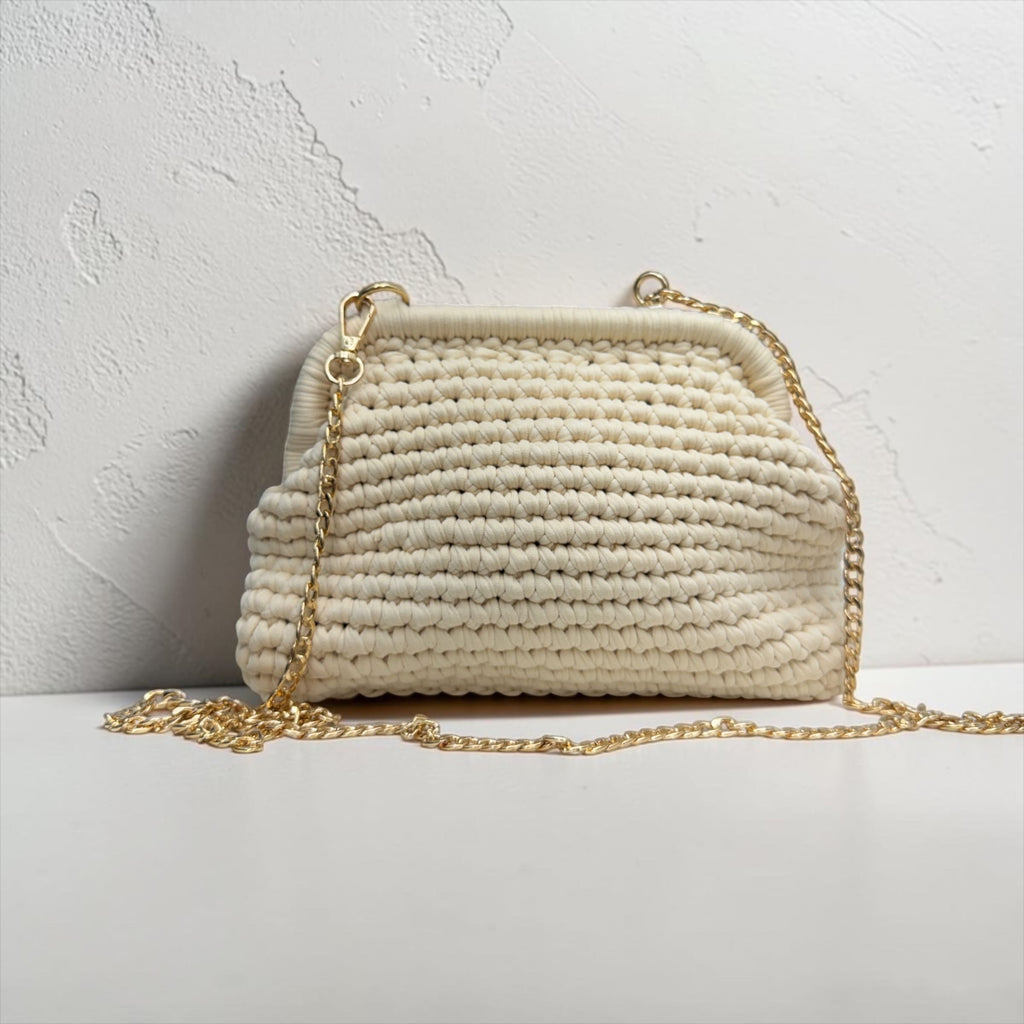 Borsa clutch in fettuccia ad uncinetto