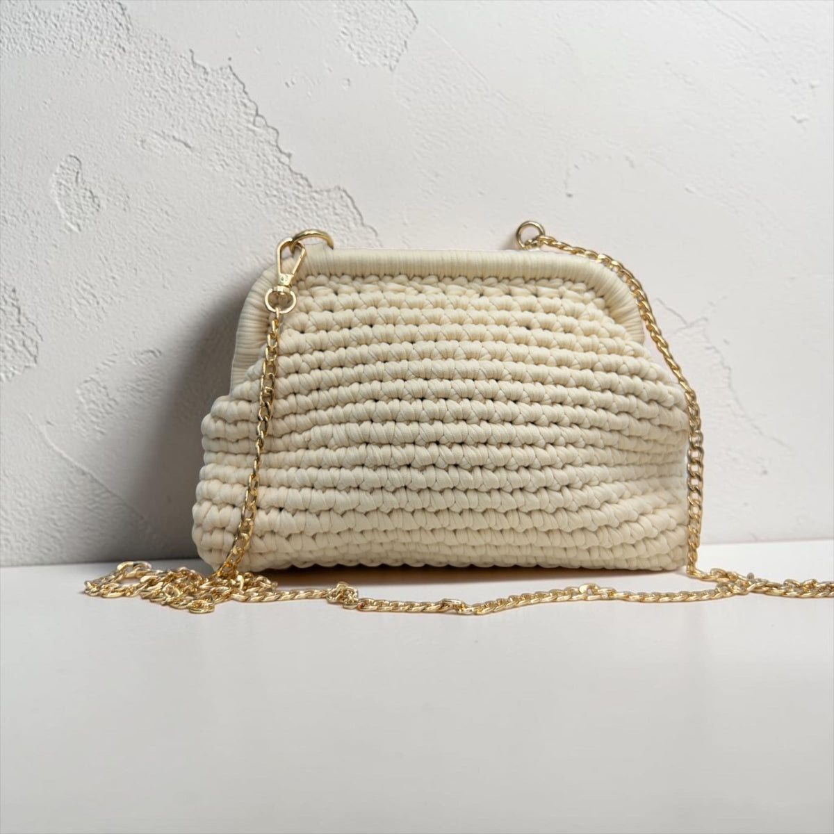 Borsa clutch in fettuccia ad uncinetto