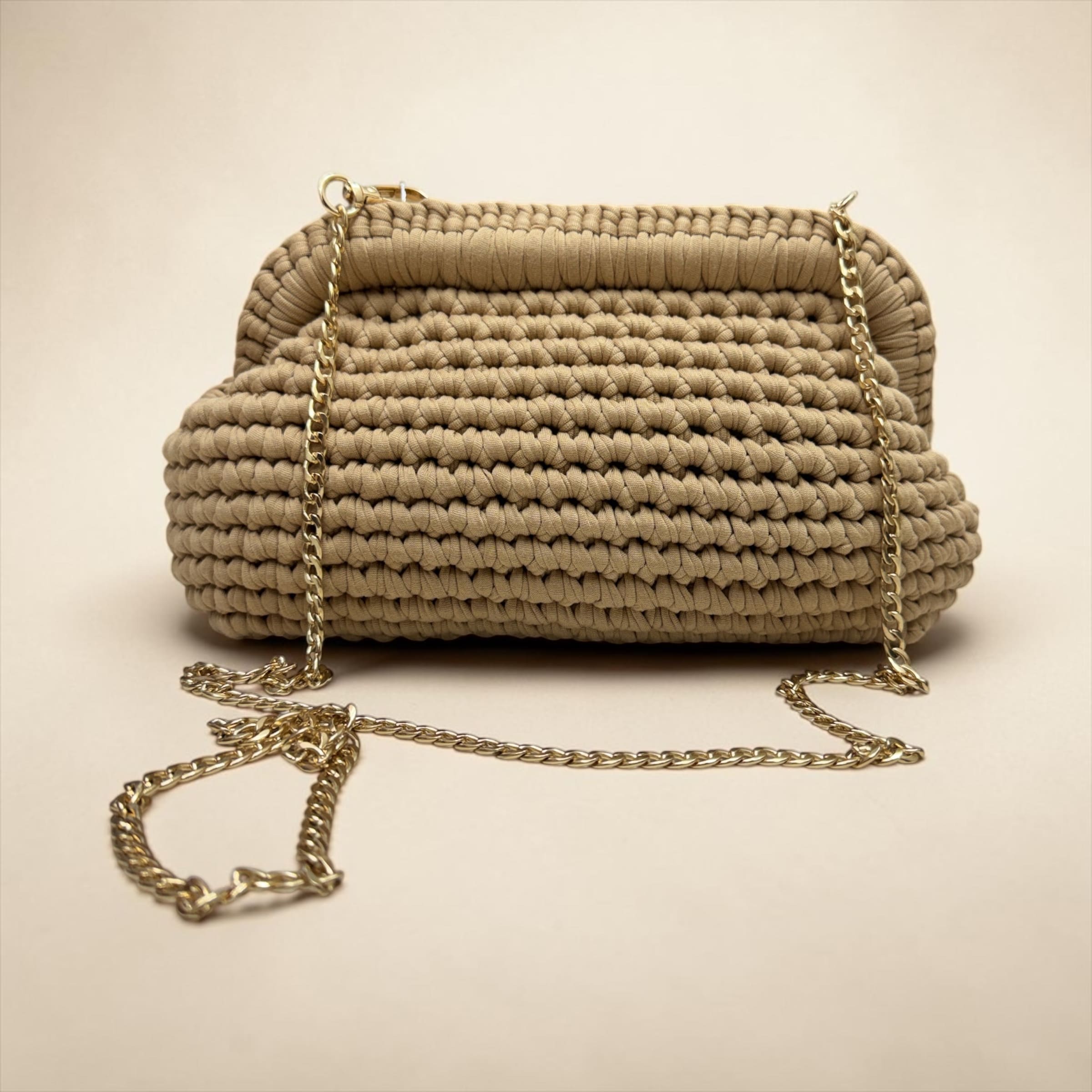 Borsa clutch in fettuccia ad uncinetto