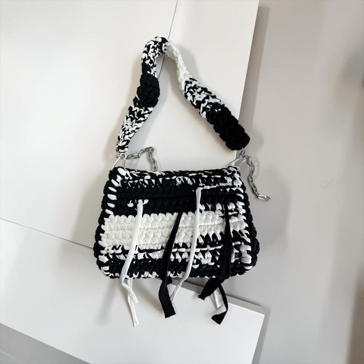 Borsa a Spalla in Fettuccia ad Uncinetto – Chic & Trendy