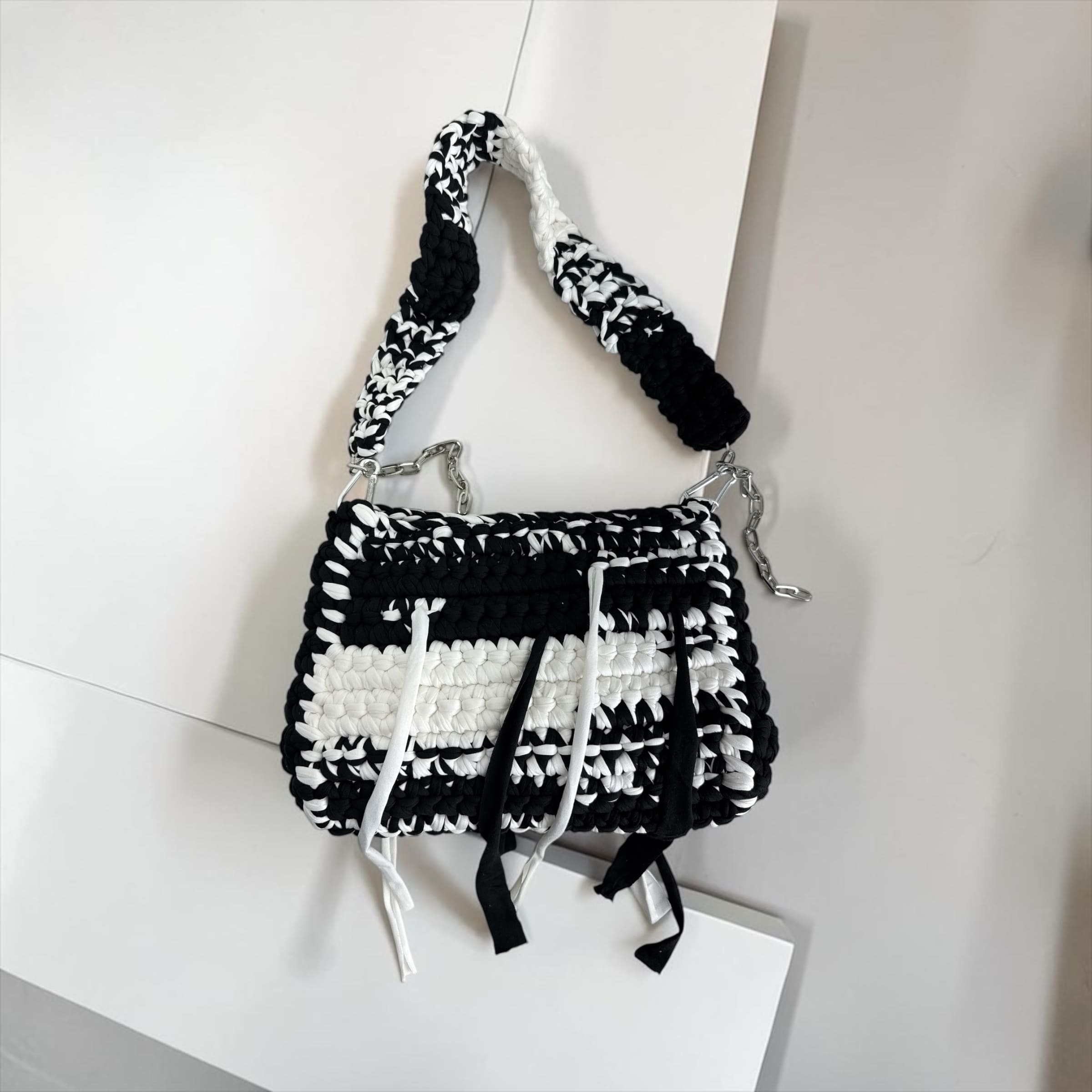 Borsa a Spalla in Fettuccia ad Uncinetto – Chic & Trendy