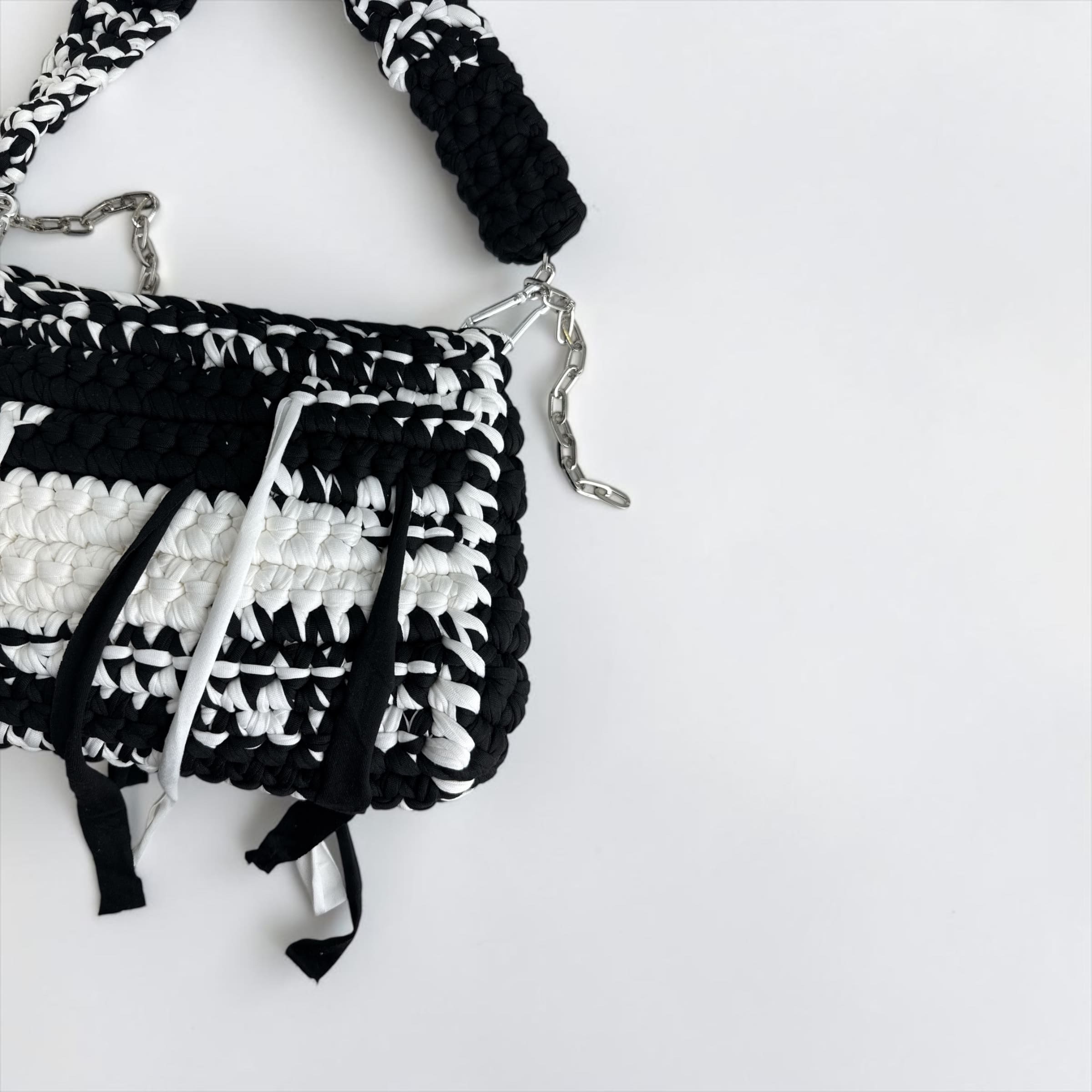 Borsa a Spalla in Fettuccia ad Uncinetto – Chic & Trendy