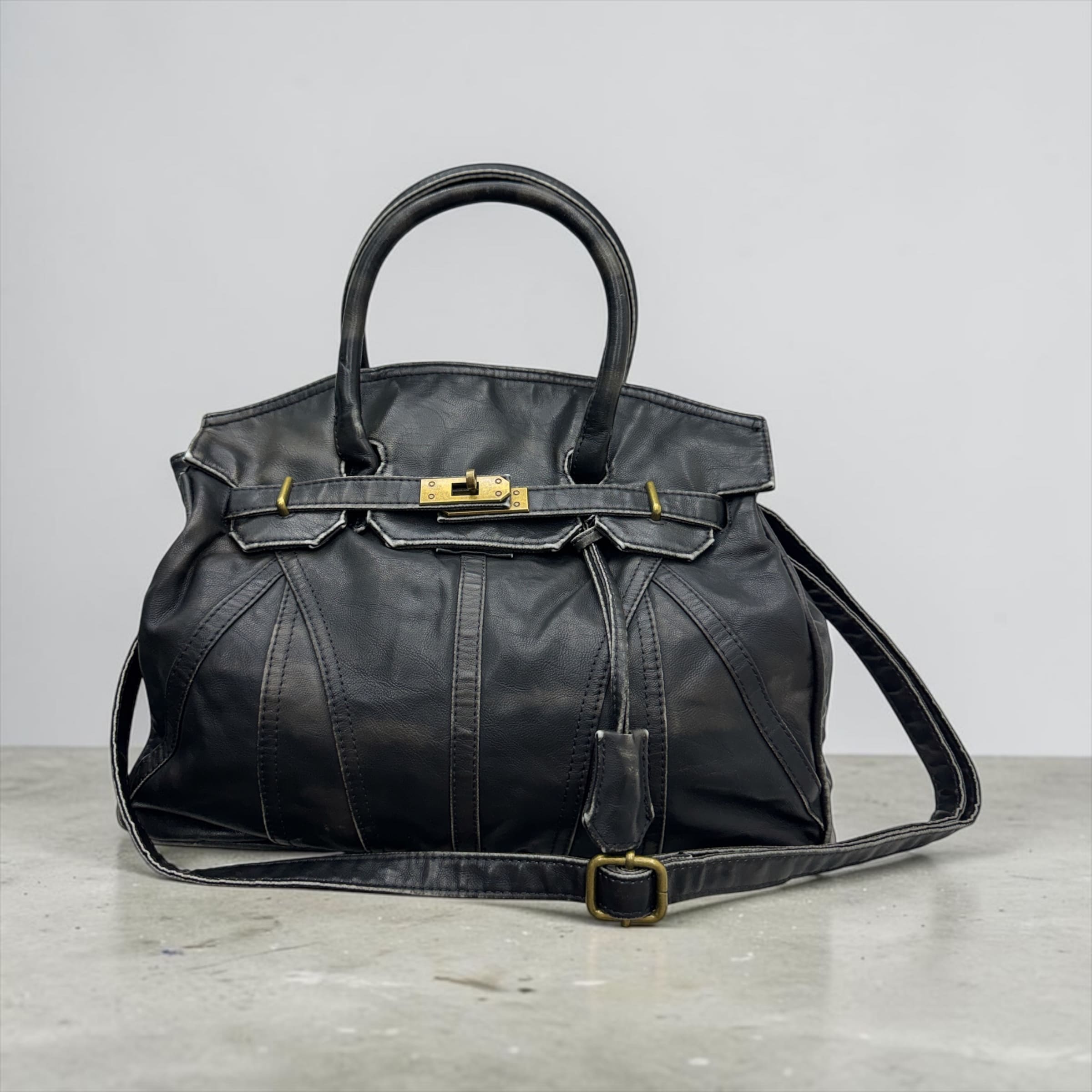 (PREORDER su whatsapp )Borsa a Mano e Tracolla Effetto Vintage con Dettagli Oro Invecchiato