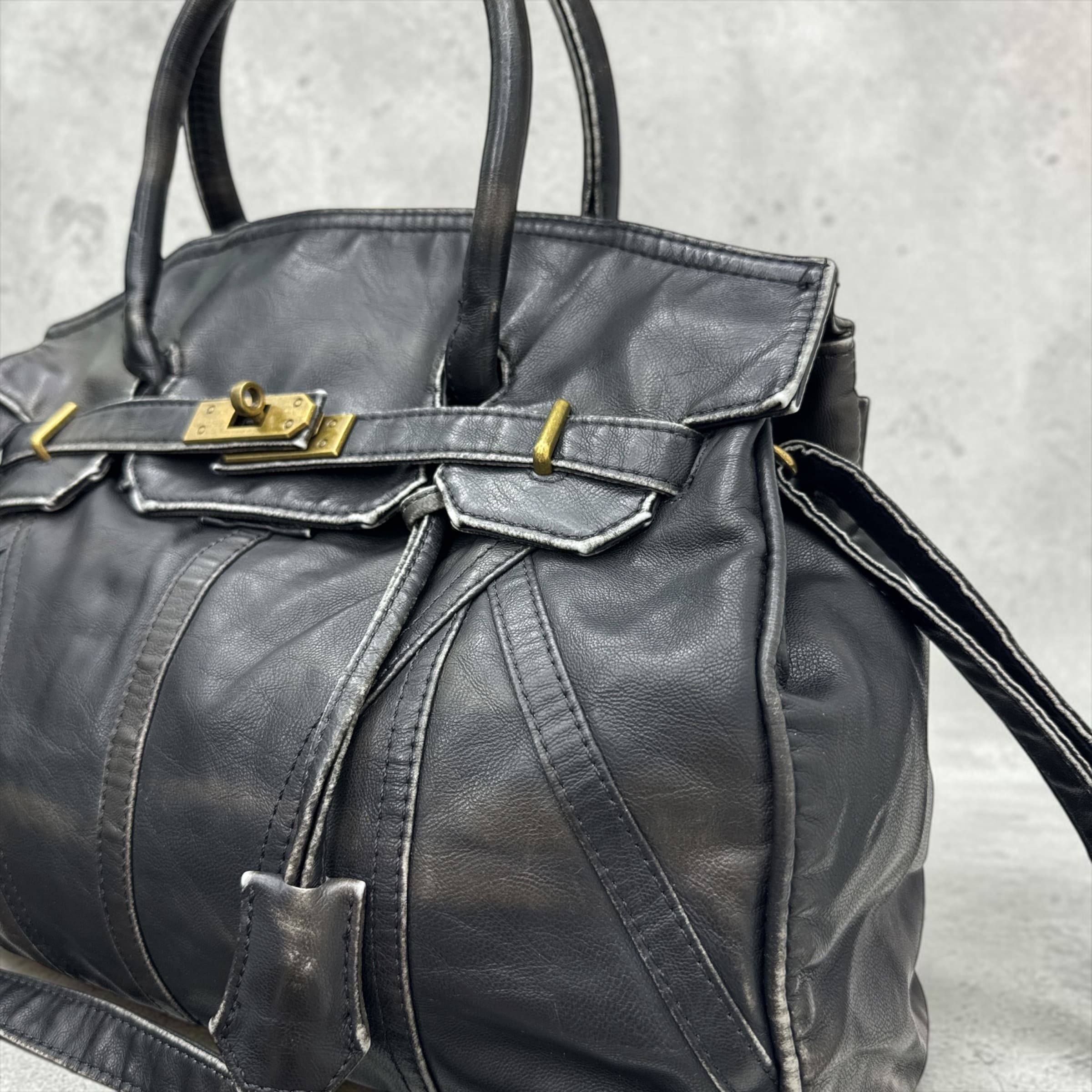 (PREORDER su whatsapp )Borsa a Mano e Tracolla Effetto Vintage con Dettagli Oro Invecchiato