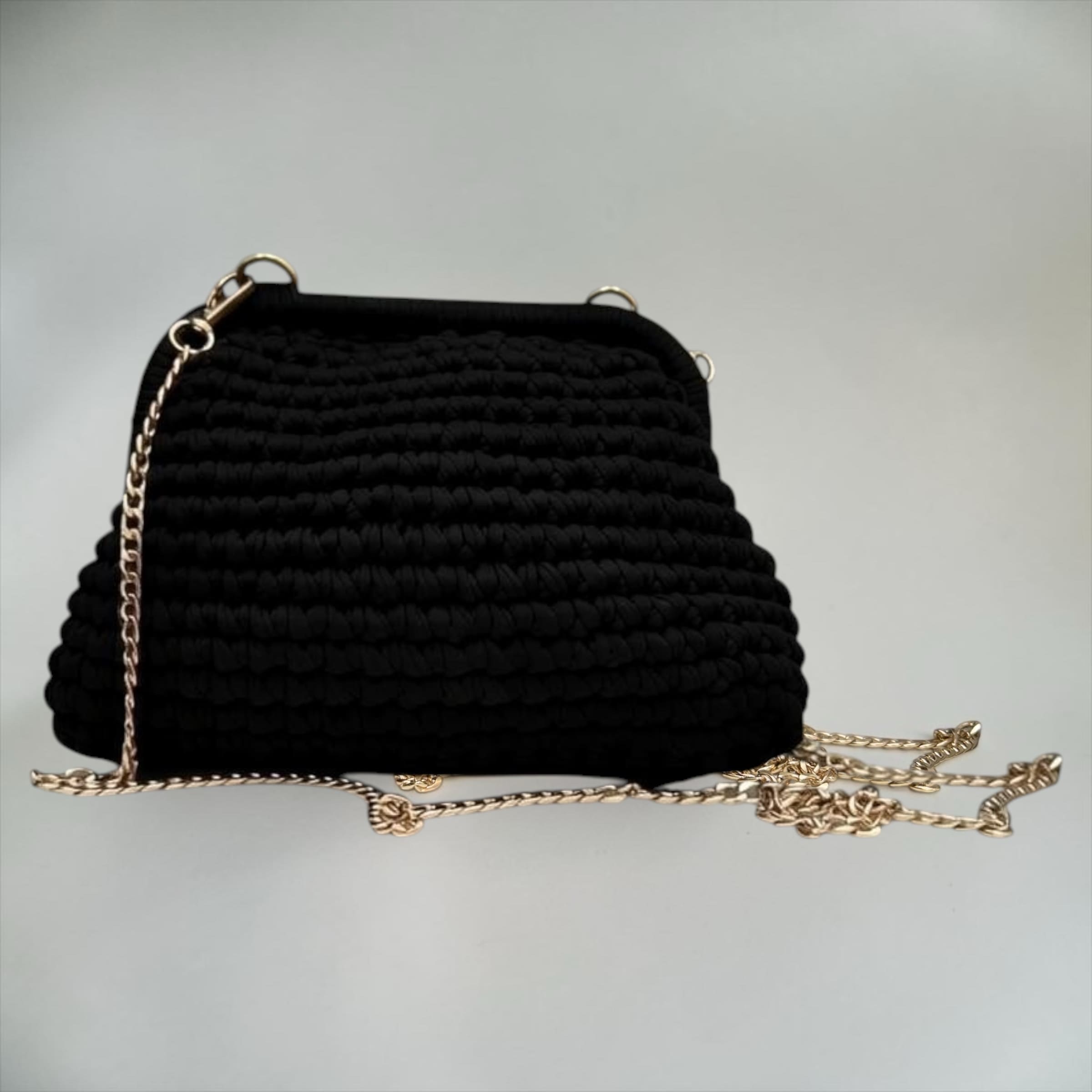 Borsa clutch in fettuccia ad uncinetto
