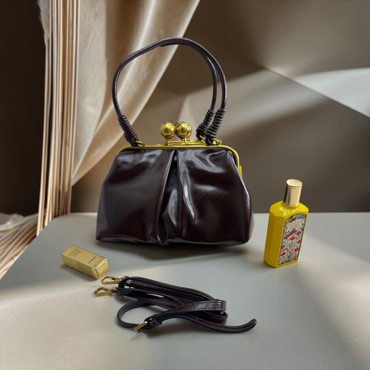 Borsa Clutch Donna in Similpelle Semi Lucida con Chiusura Clic-Clac Vintage e Tracolla