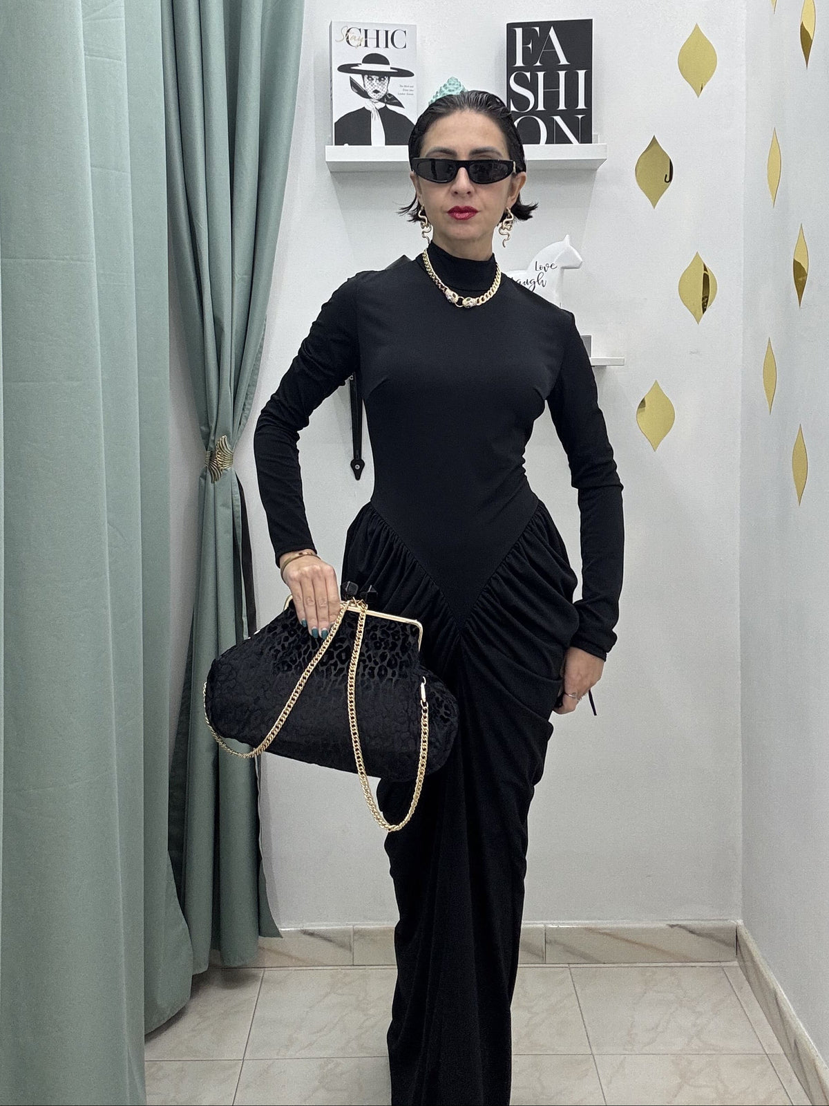 Abito Lungo Drappeggiato NERO– Eleganza Senza Tempo