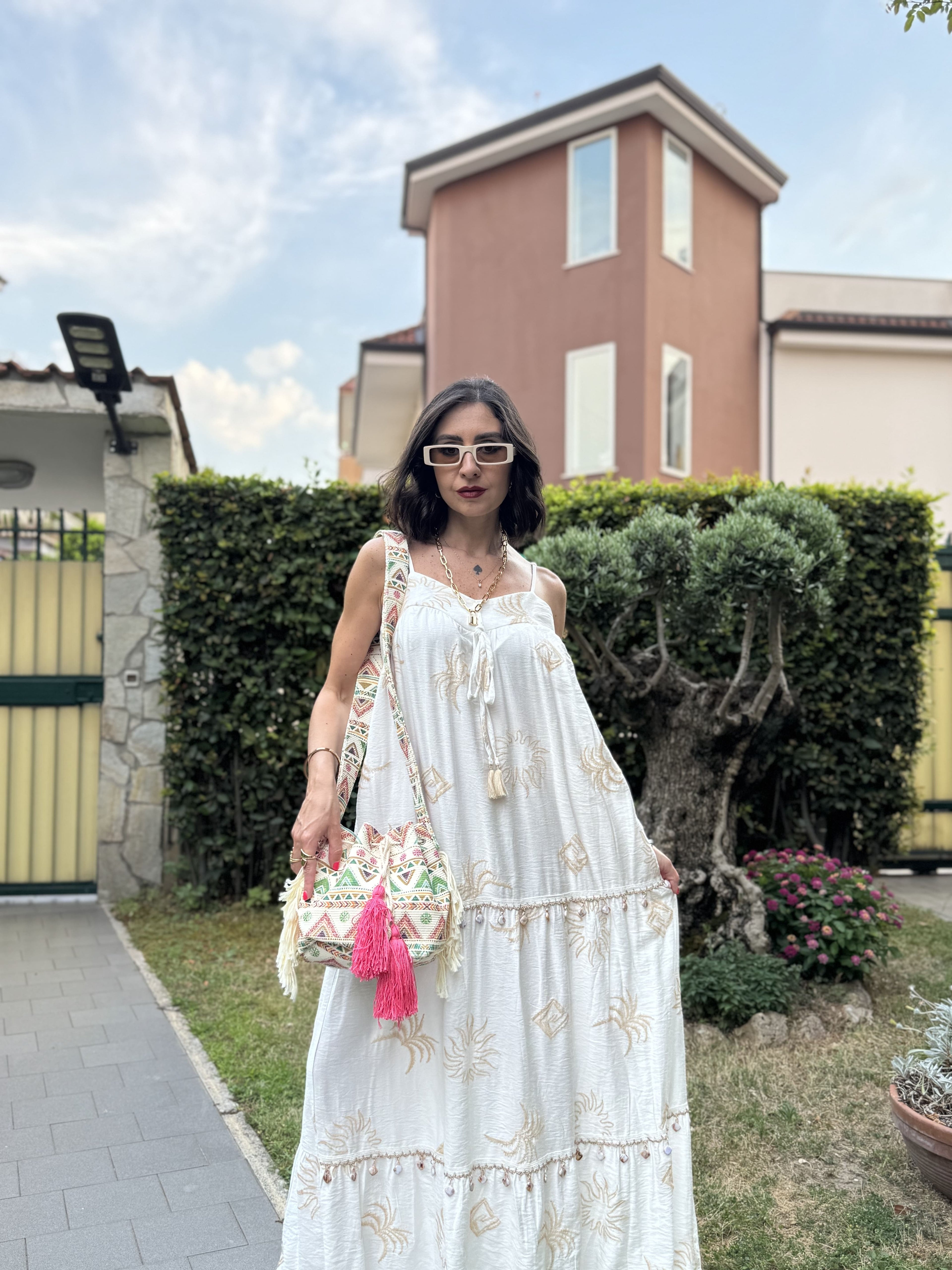 Abito lungo bianco con spalline regolabili, ricami beige e charms decorativi – Taglia unica (40–48/50)