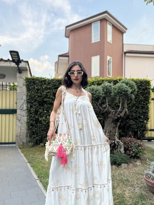 Abito lungo bianco con spalline regolabili, ricami beige e charms decorativi – Taglia unica (40–48/50)