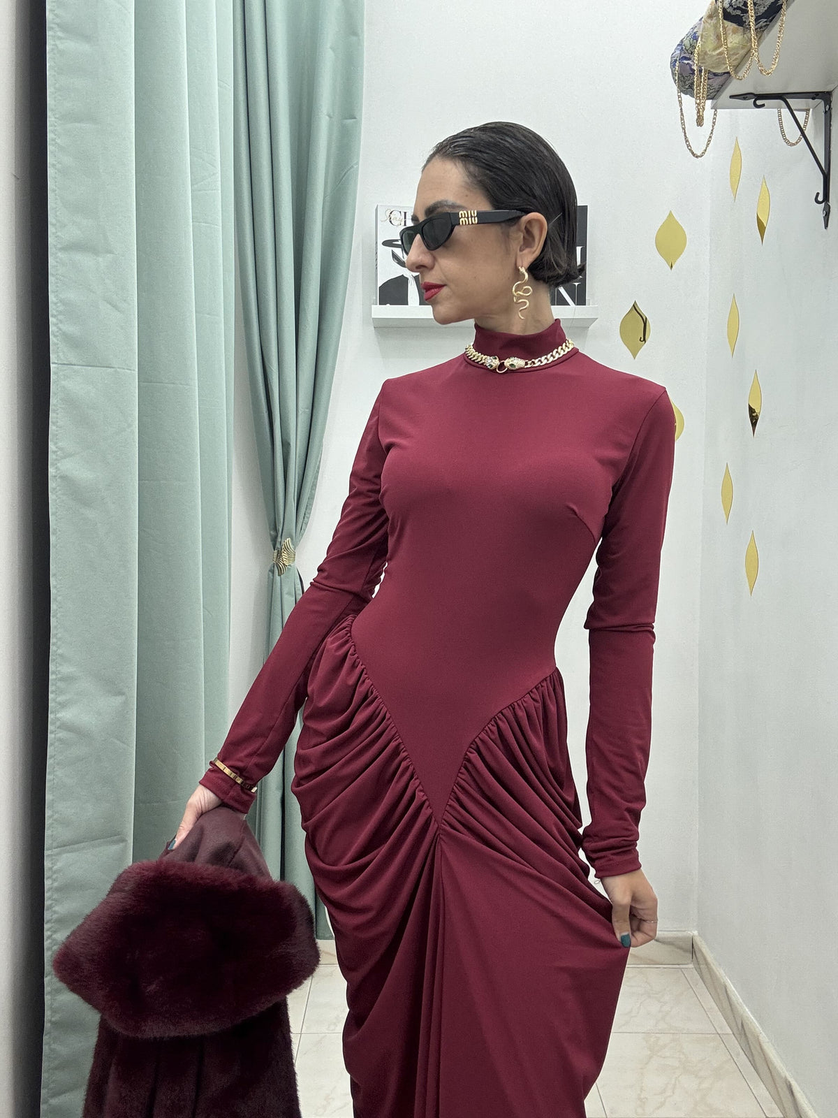 Abito Lungo Drappeggiato BORDEAUX – Eleganza Senza Tempo