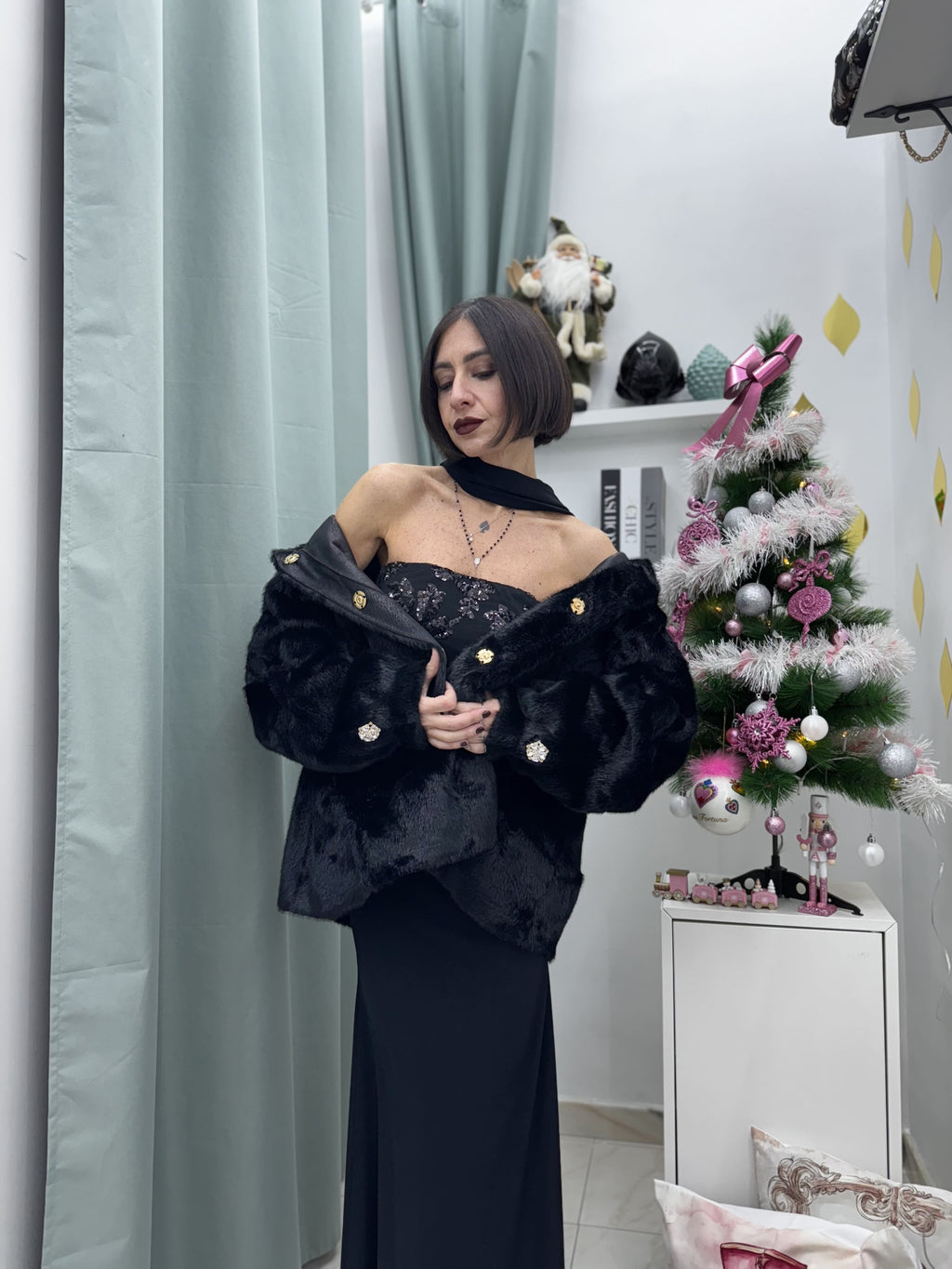 Abito lungo nero elasticizzato con corpetto trasparente e ricami paillettati – elegante e raffinato