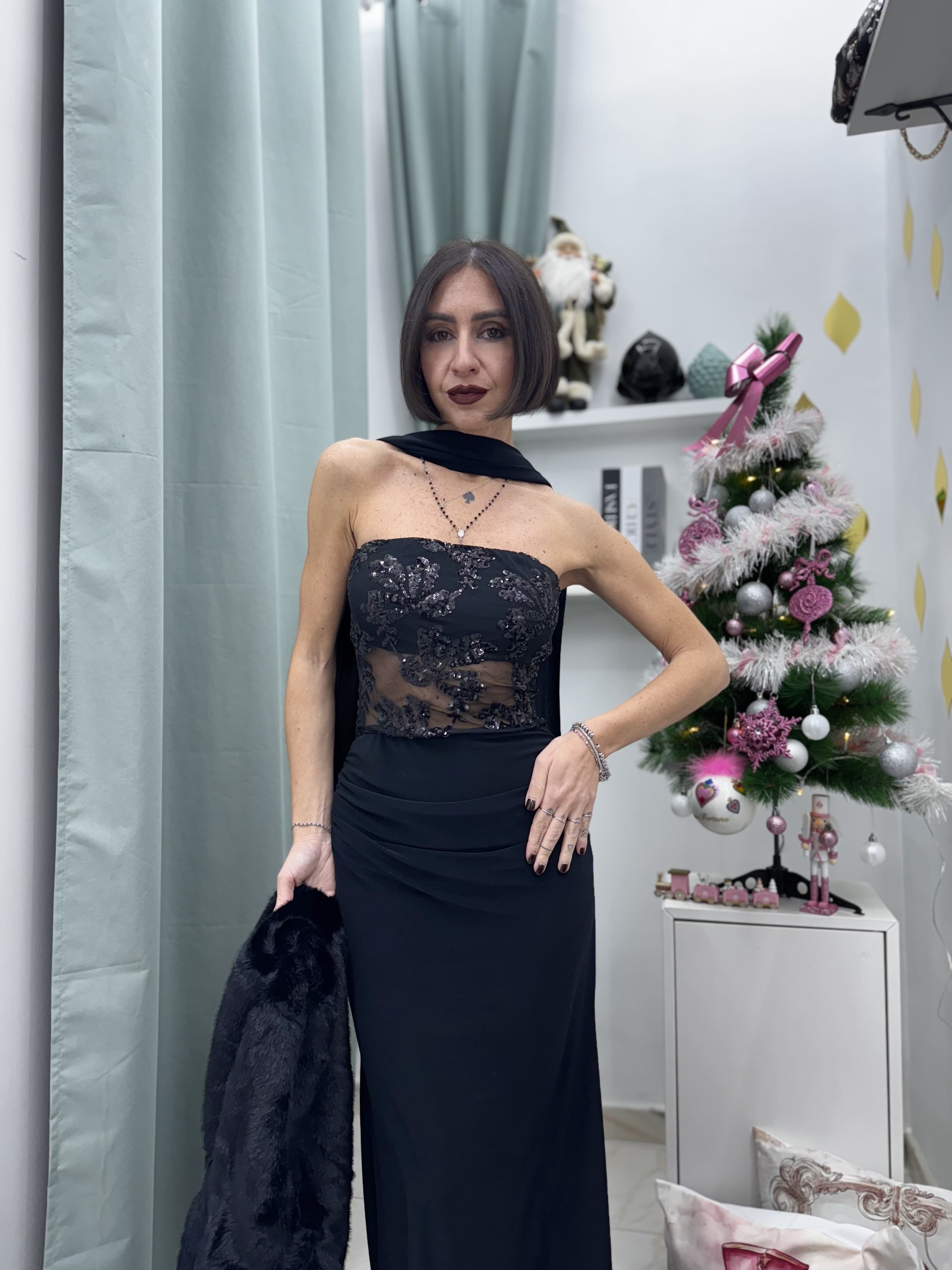 Abito lungo nero elasticizzato con corpetto trasparente e ricami paillettati – elegante e raffinato