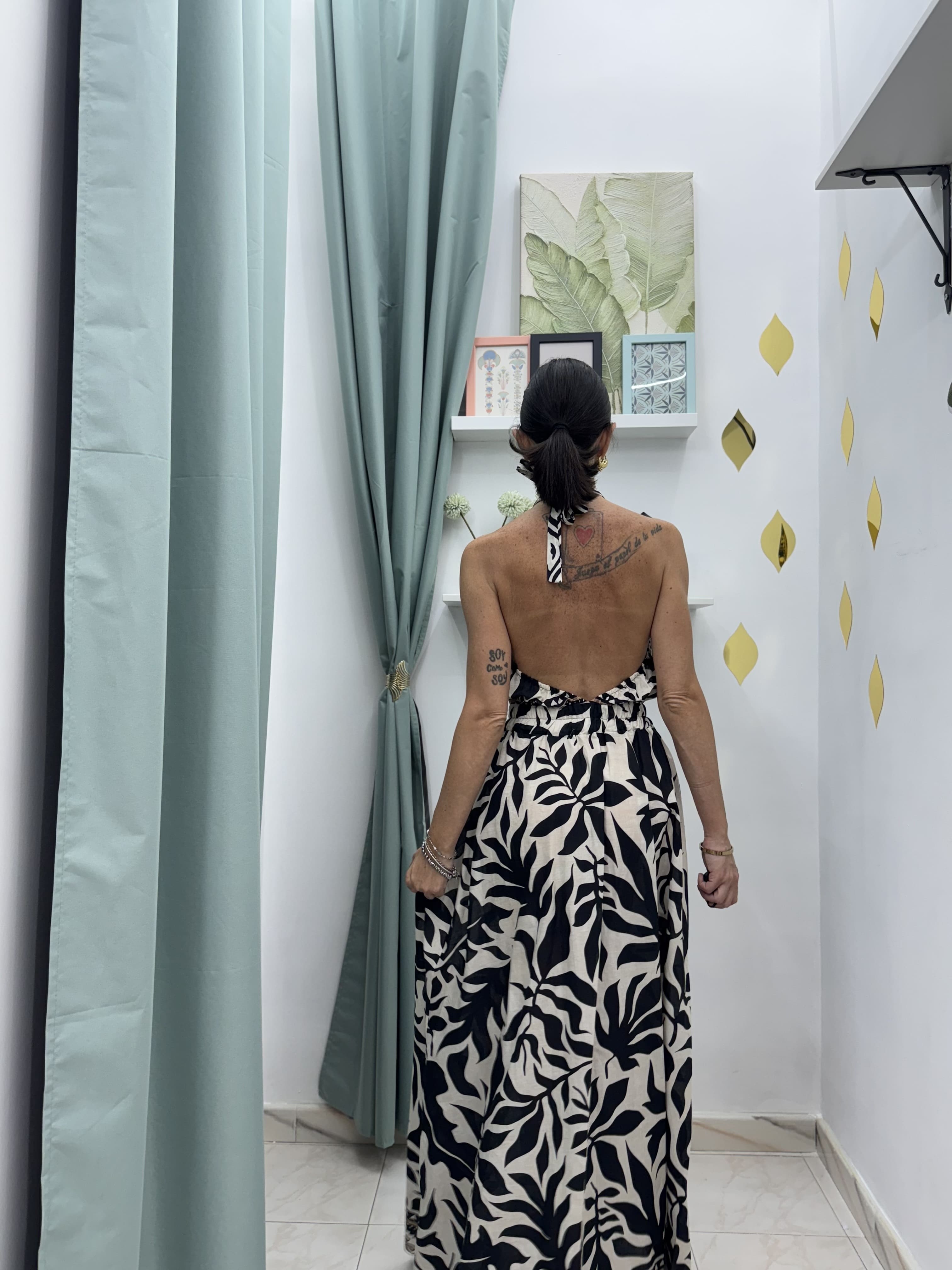 Abito lungo in cotone fantasia beige e nero con collo halter – Eleganza estiva dal gusto raffinato