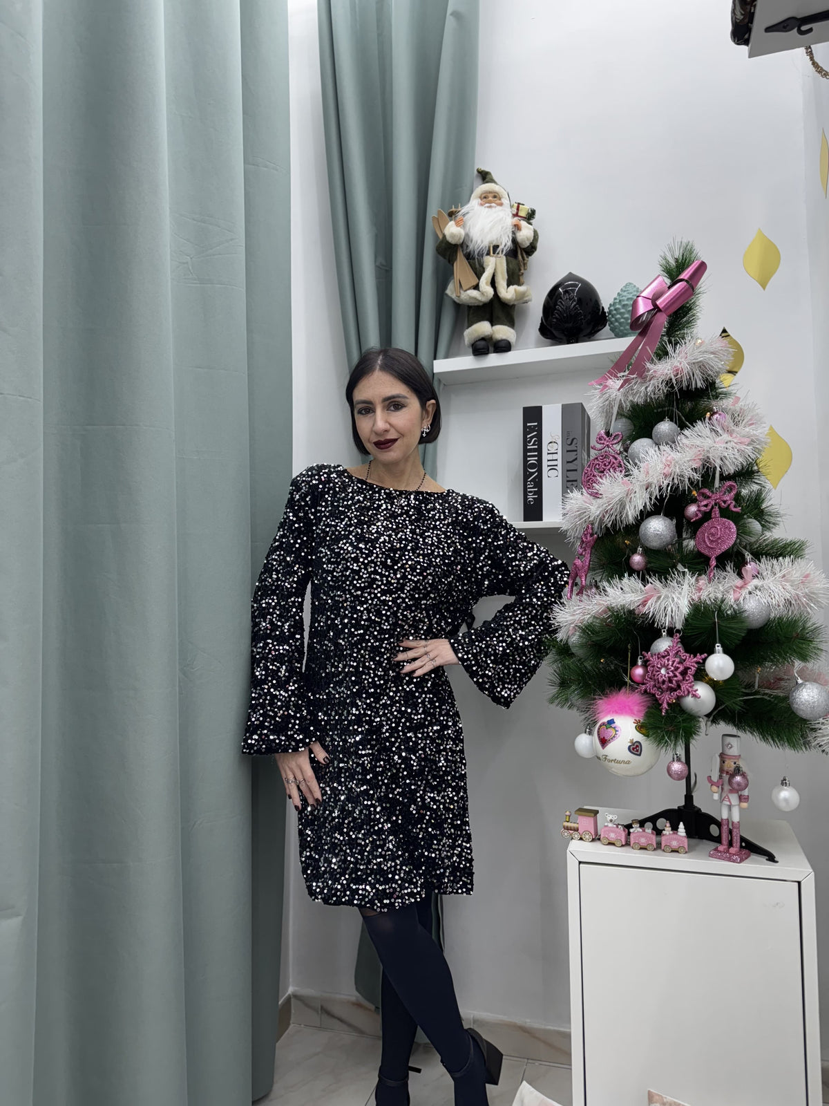 Abito in ciniglia con paillettes argento e nero – elegante, luminoso e perfetto per le feste