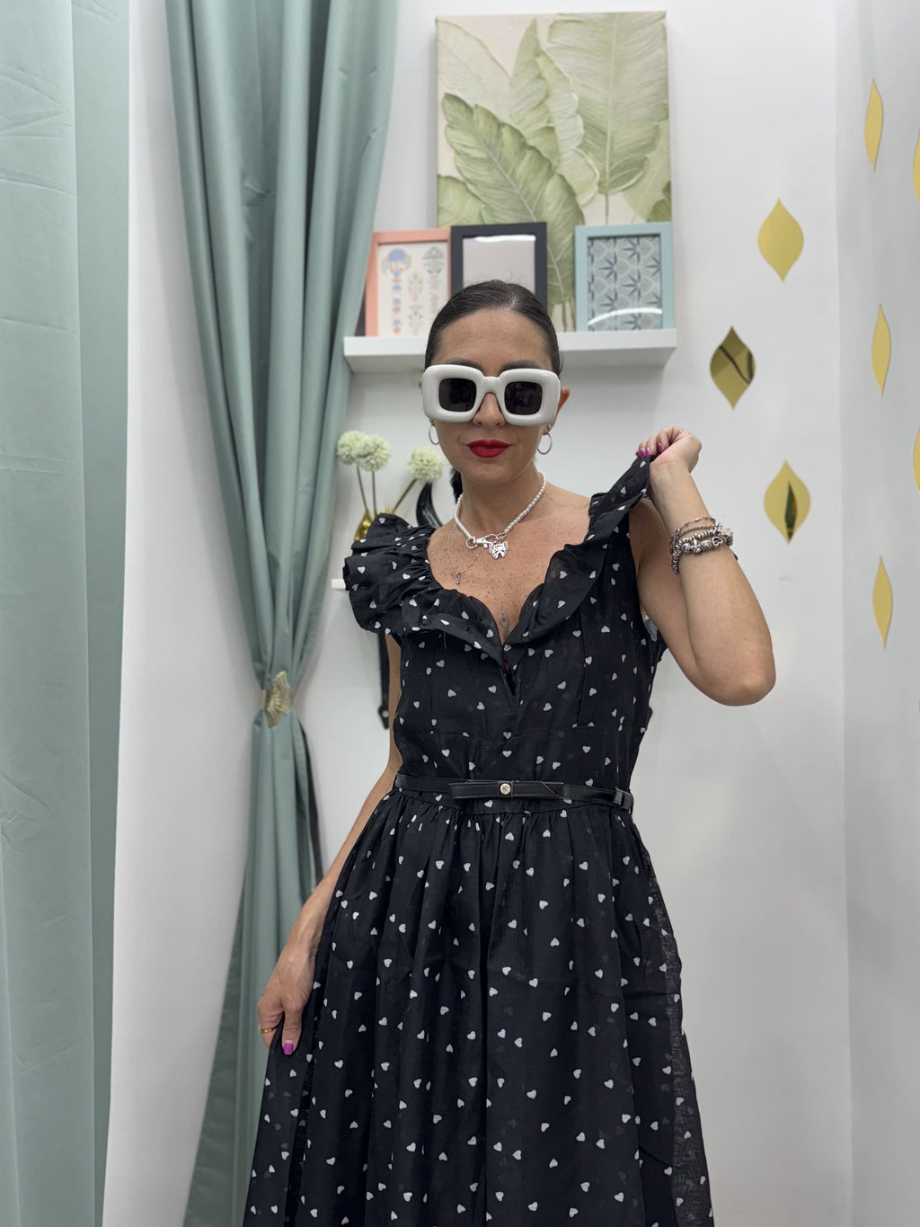 Abito Lungo Elegante e Casual nero con Cuoricini bianchi– Scollatura a Cuore e Volant