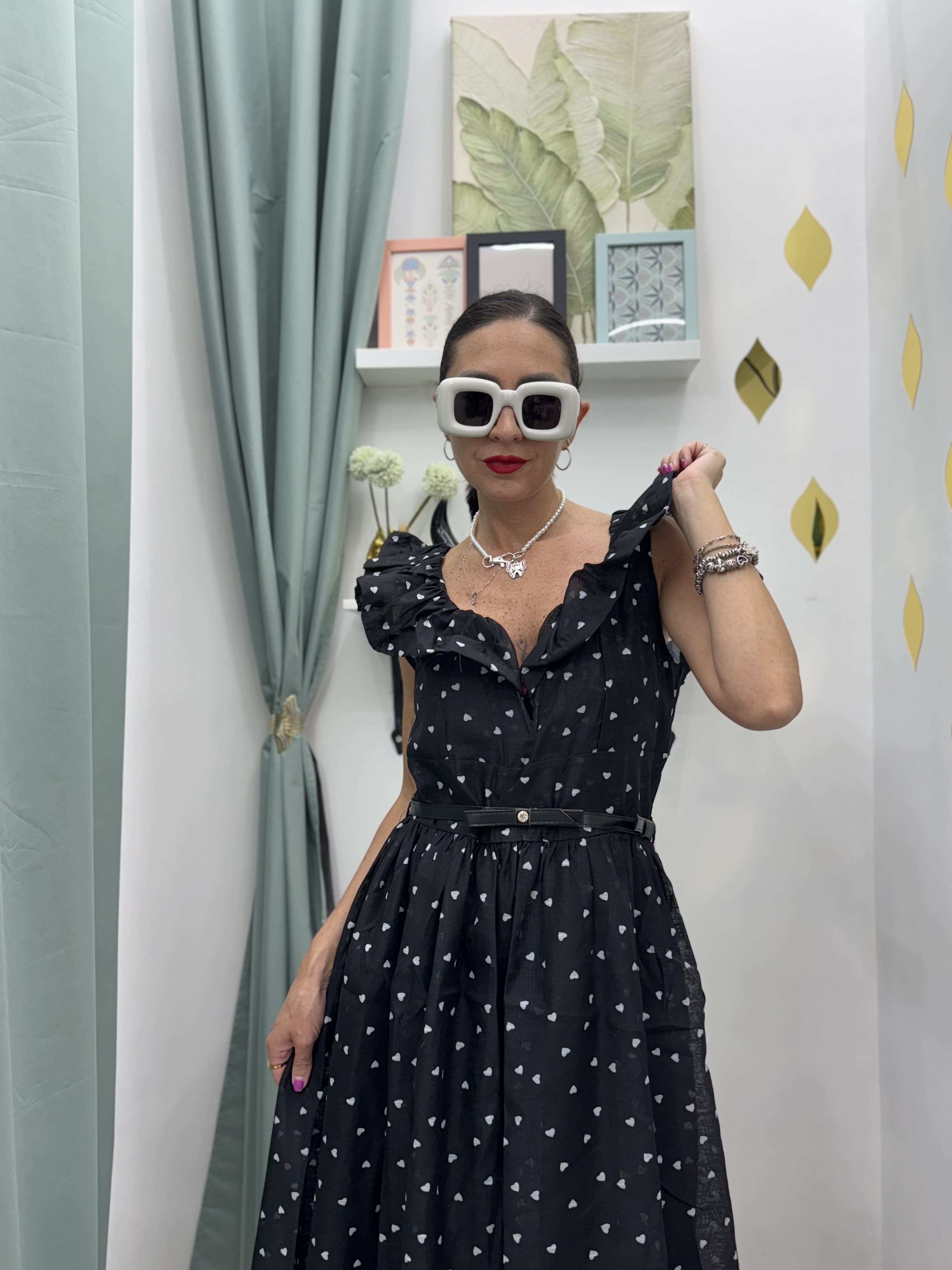 Abito Lungo Elegante e Casual nero con Cuoricini bianchi– Scollatura a Cuore e Volant