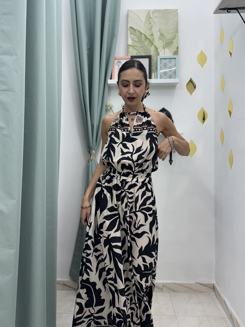 Abito lungo in cotone fantasia beige e nero con collo halter – Eleganza estiva dal gusto raffinato