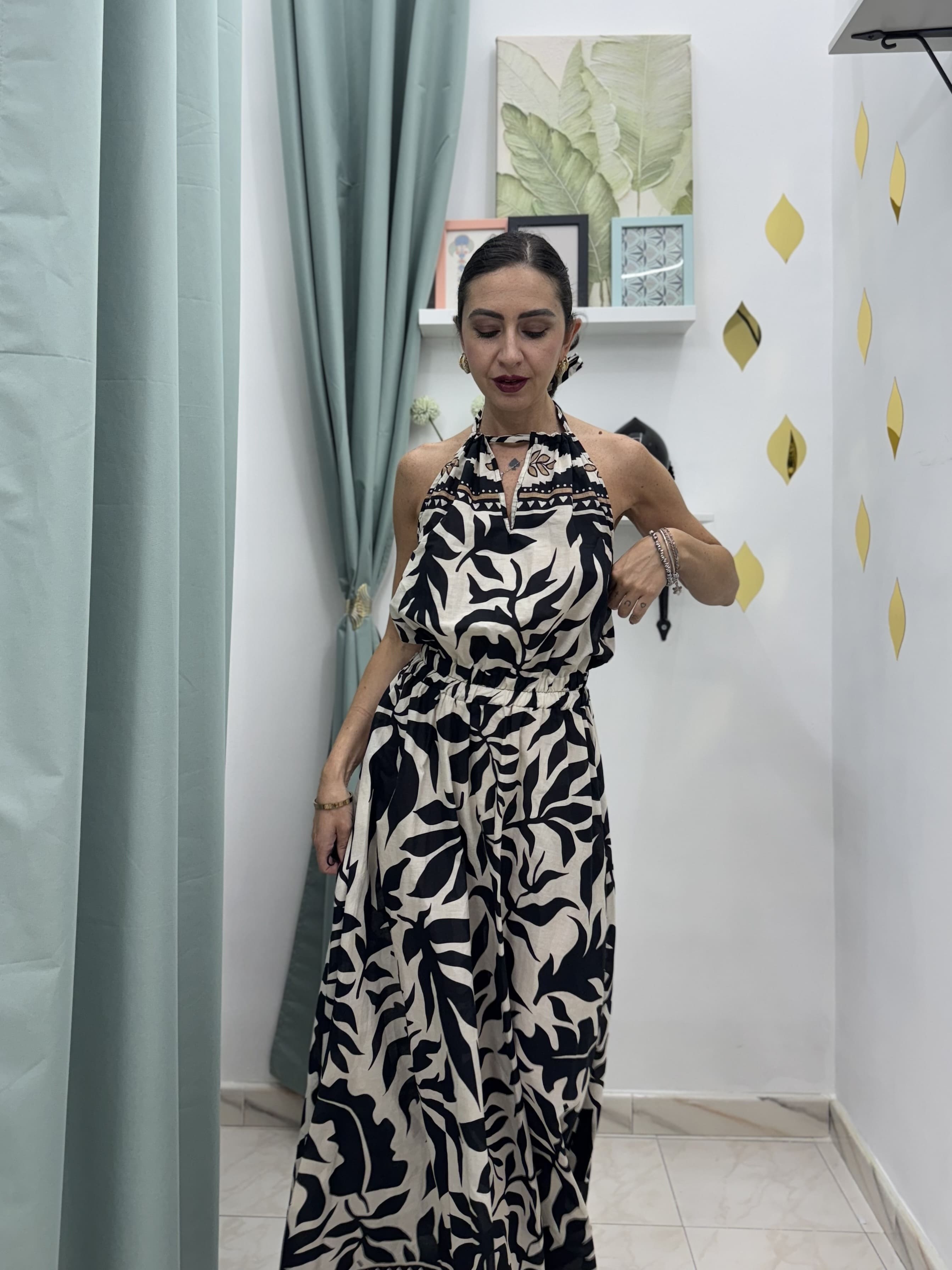 Abito lungo in cotone fantasia beige e nero con collo halter – Eleganza estiva dal gusto raffinato