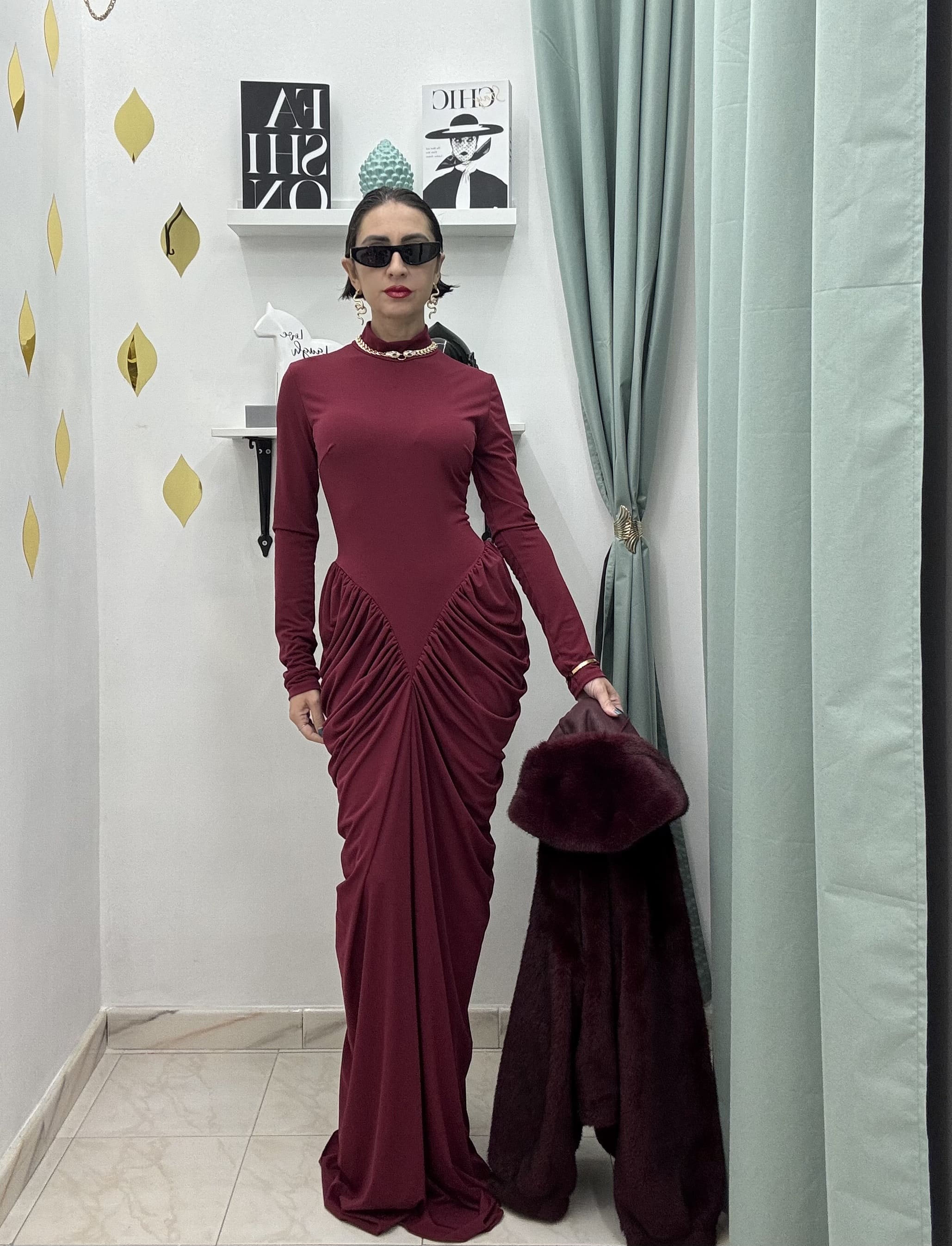 Abito Lungo Drappeggiato BORDEAUX – Eleganza Senza Tempo
