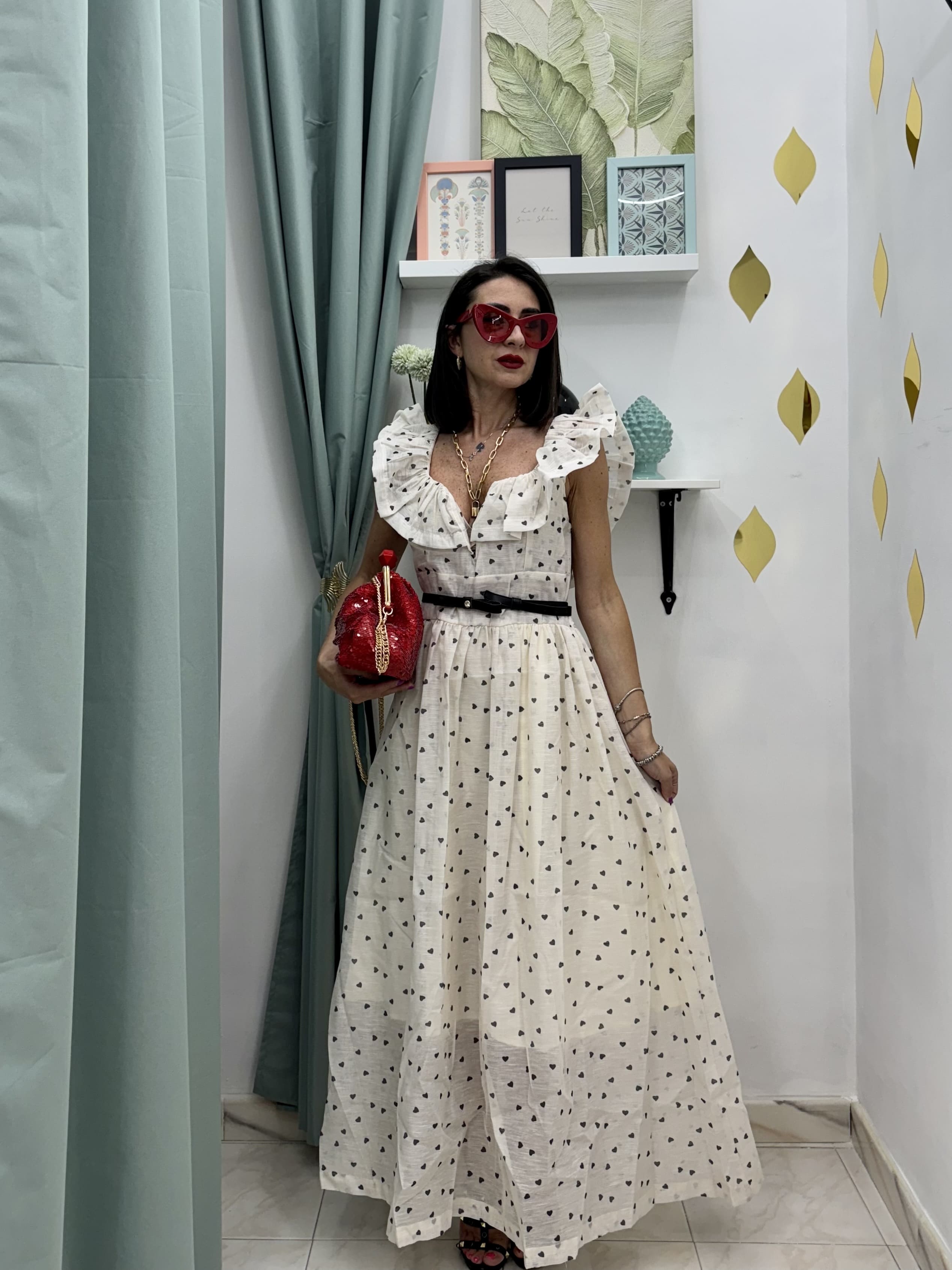 Abito Lungo Elegante e Casual con Cuoricini Neri – Scollatura a Cuore e Volant