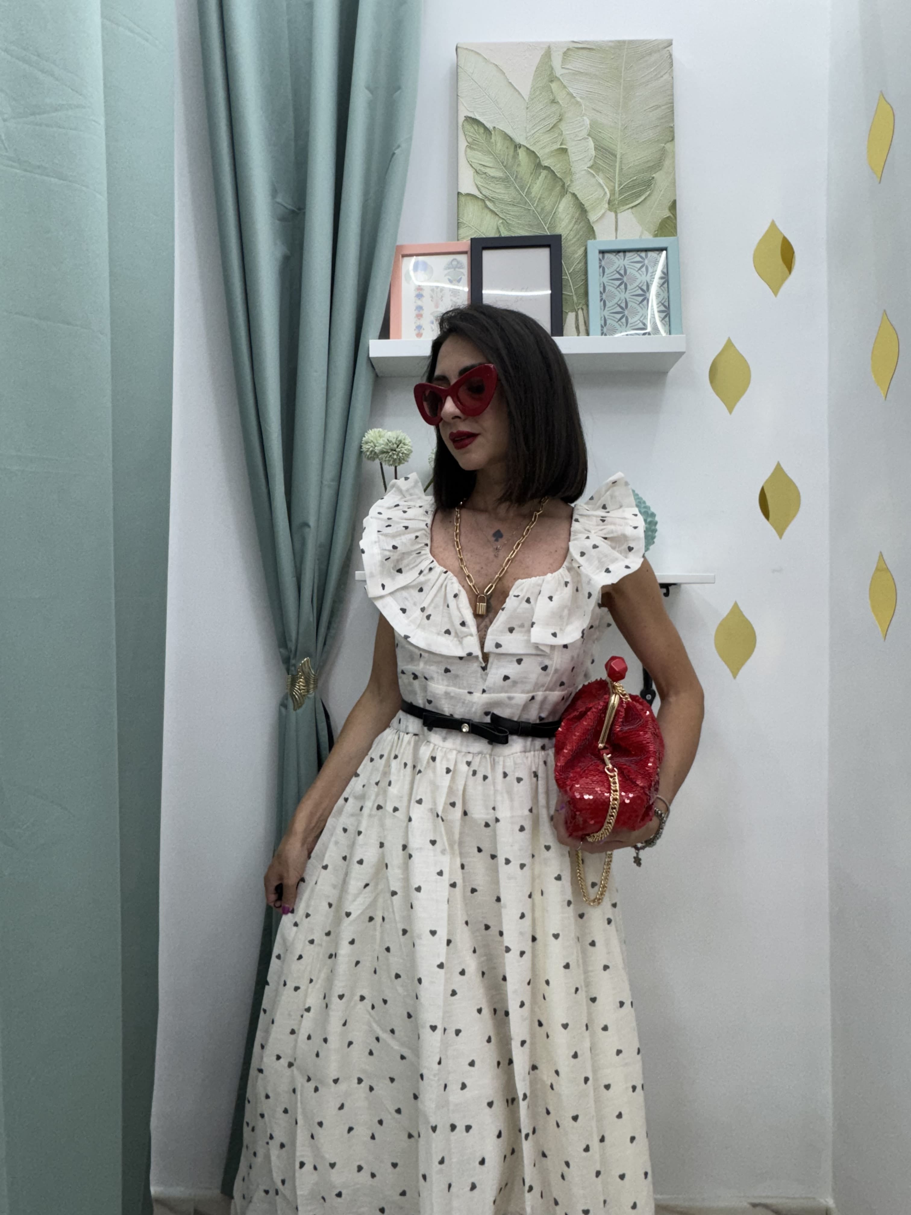 Abito Lungo Elegante e Casual con Cuoricini Neri – Scollatura a Cuore e Volant