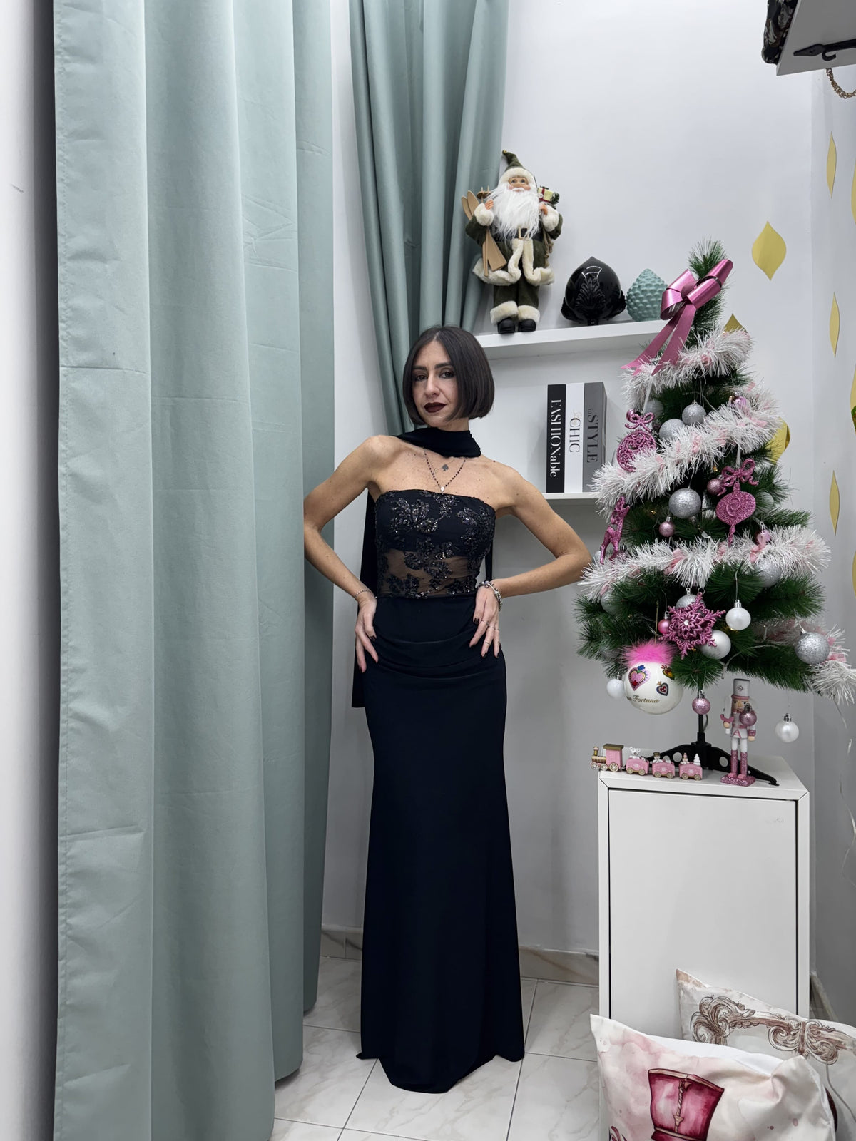 Abito lungo nero elasticizzato con corpetto trasparente e ricami paillettati – elegante e raffinato