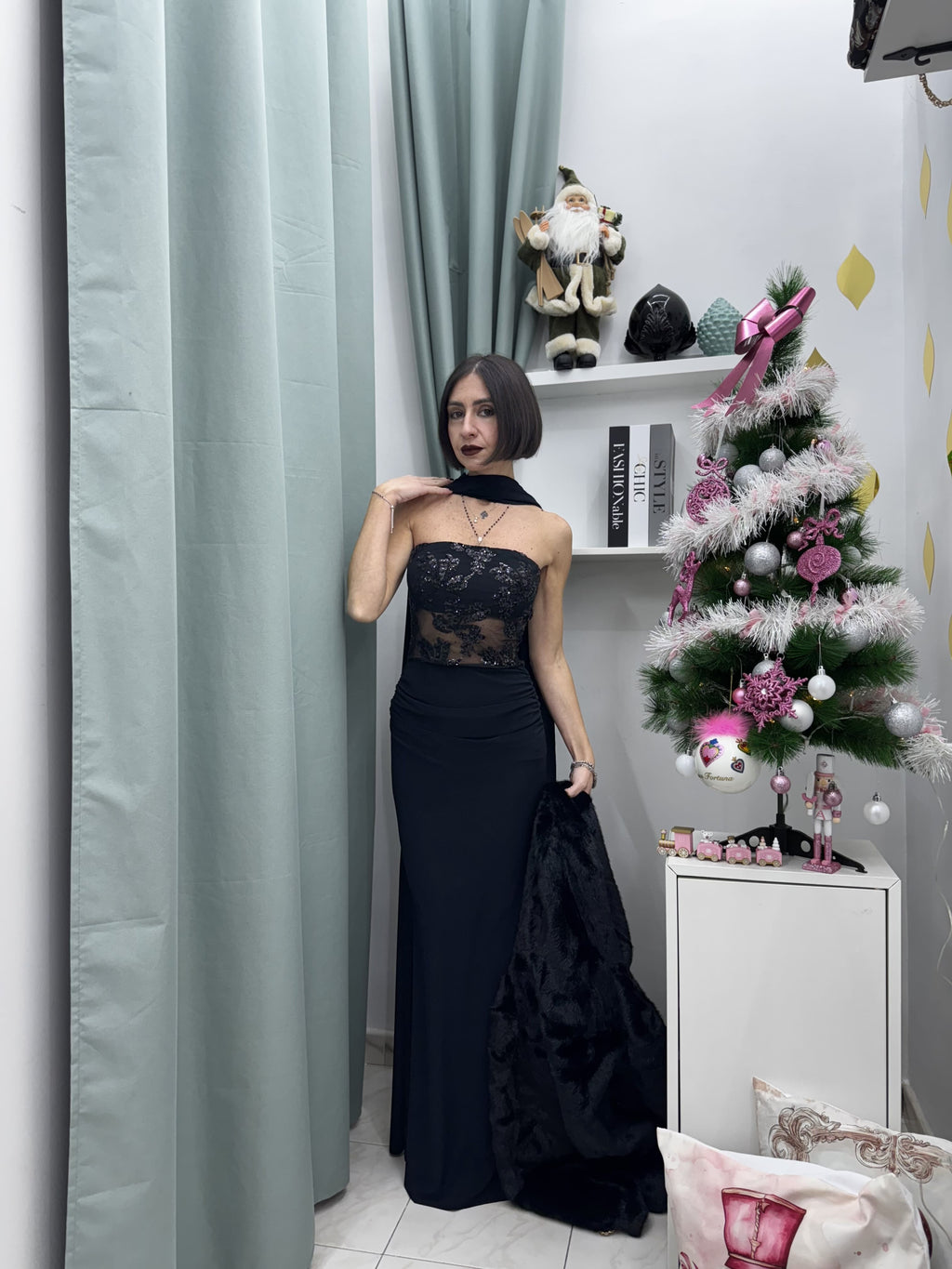 Abito lungo nero elasticizzato con corpetto trasparente e ricami paillettati – elegante e raffinato