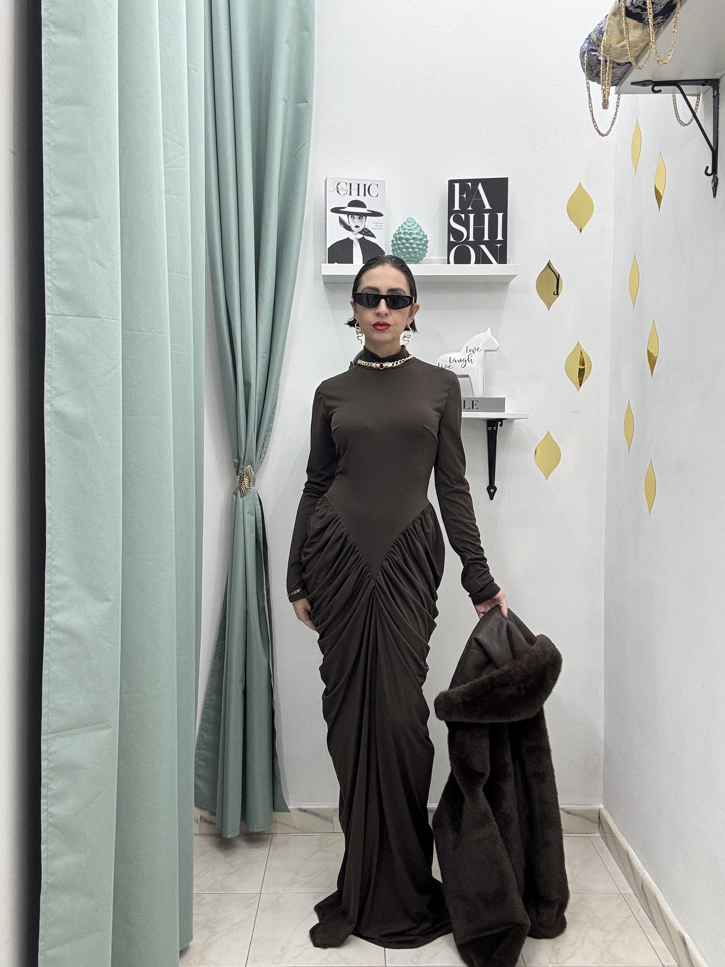 Abito Lungo Drappeggiato MARRONE– Eleganza Senza Tempo