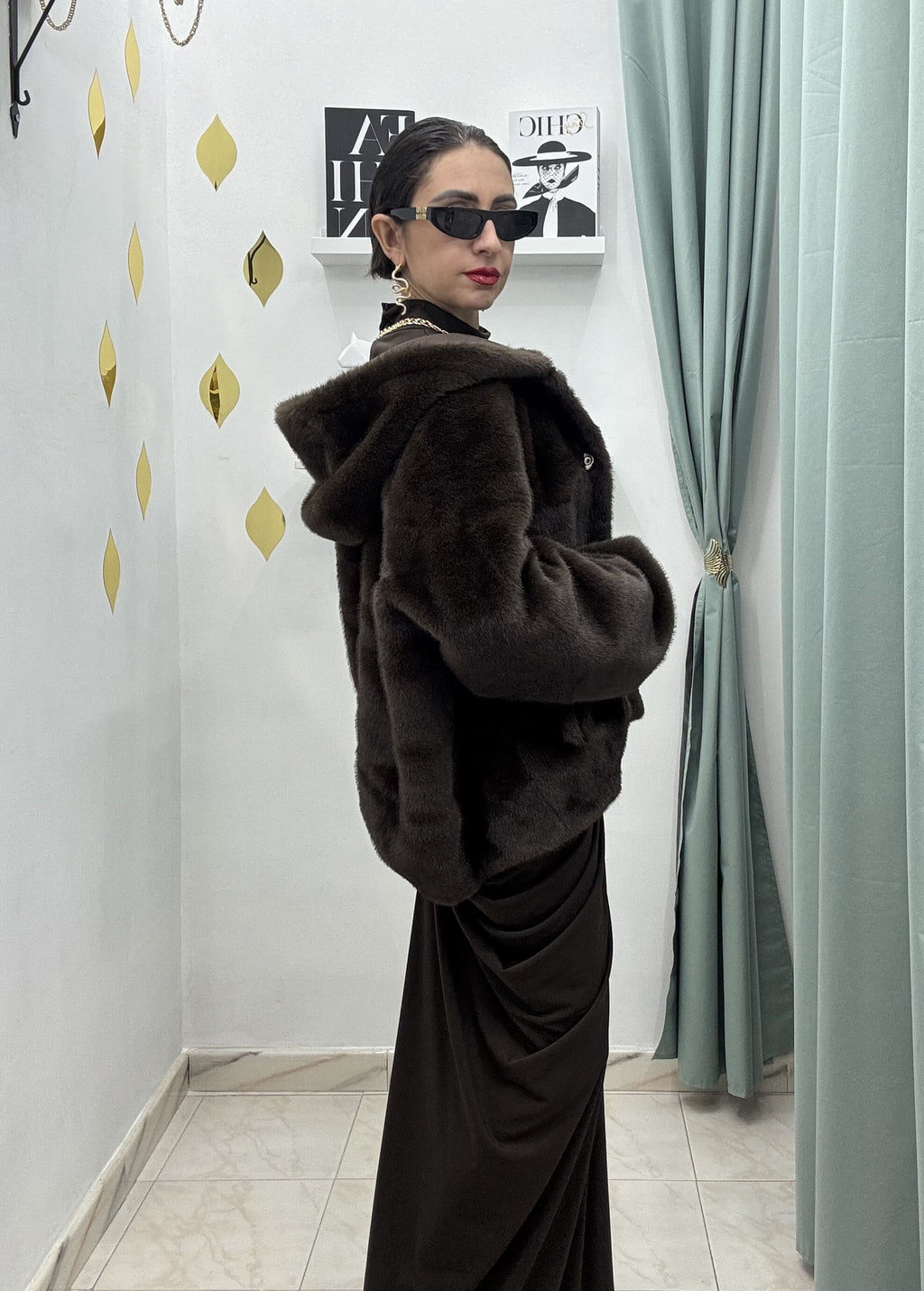 Abito Lungo Drappeggiato MARRONE– Eleganza Senza Tempo