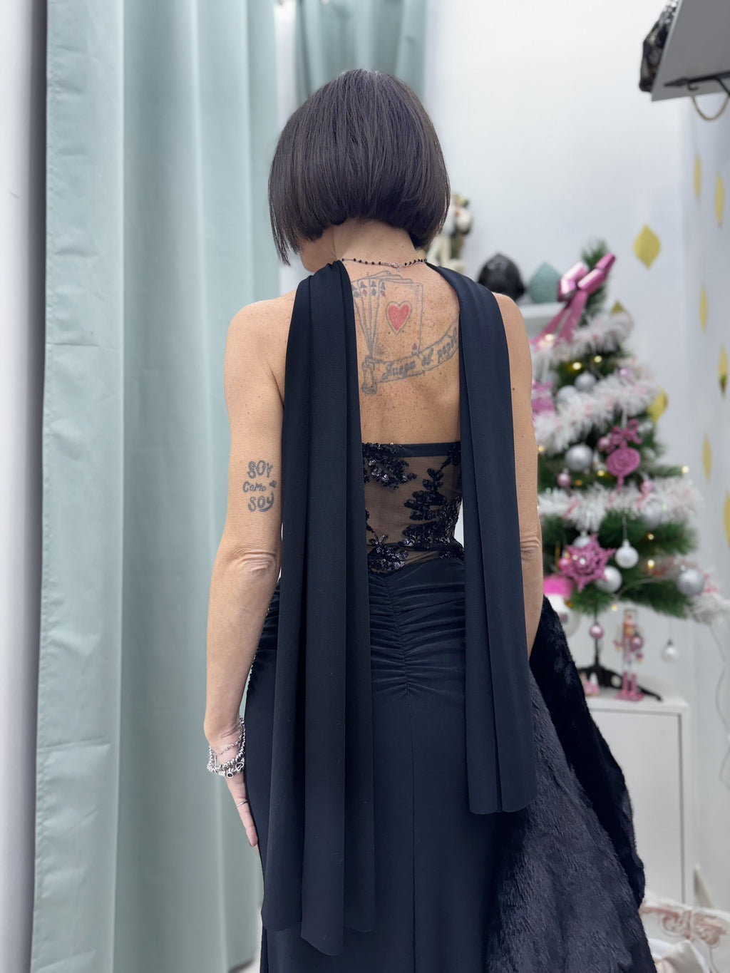 Abito lungo nero elasticizzato con corpetto trasparente e ricami paillettati – elegante e raffinato