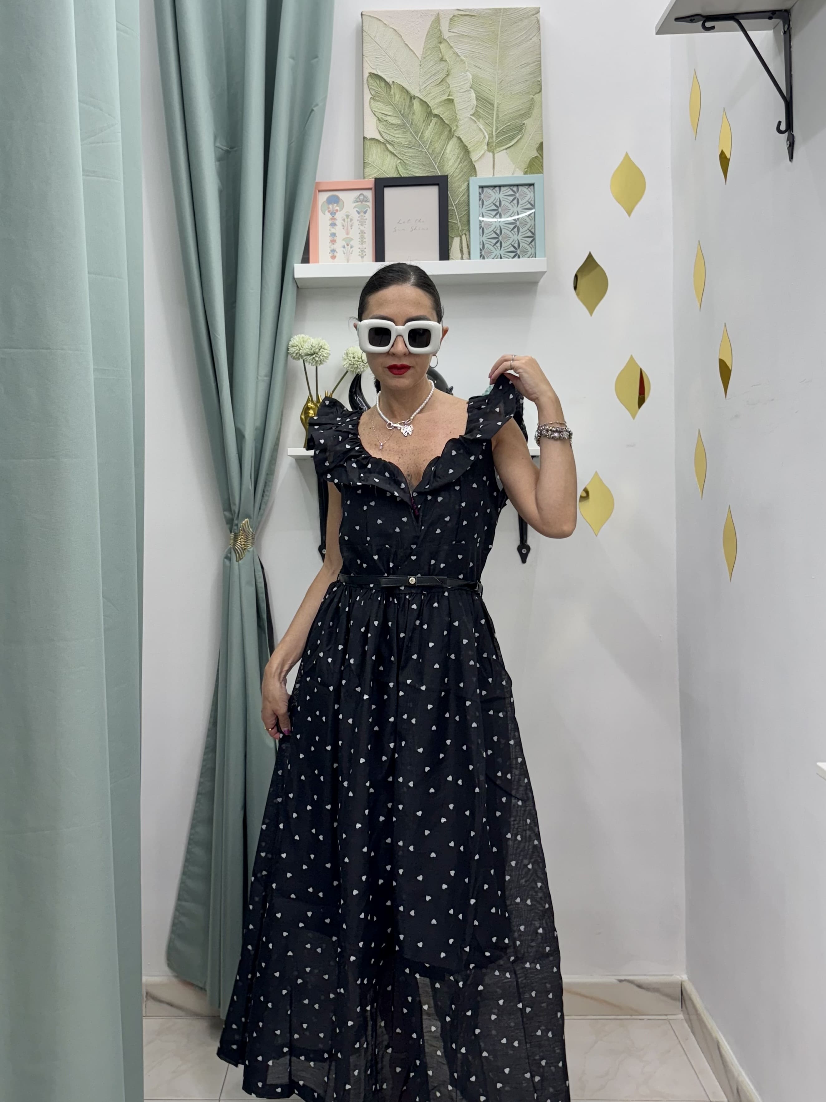 Abito Lungo Elegante e Casual nero con Cuoricini bianchi– Scollatura a Cuore e Volant