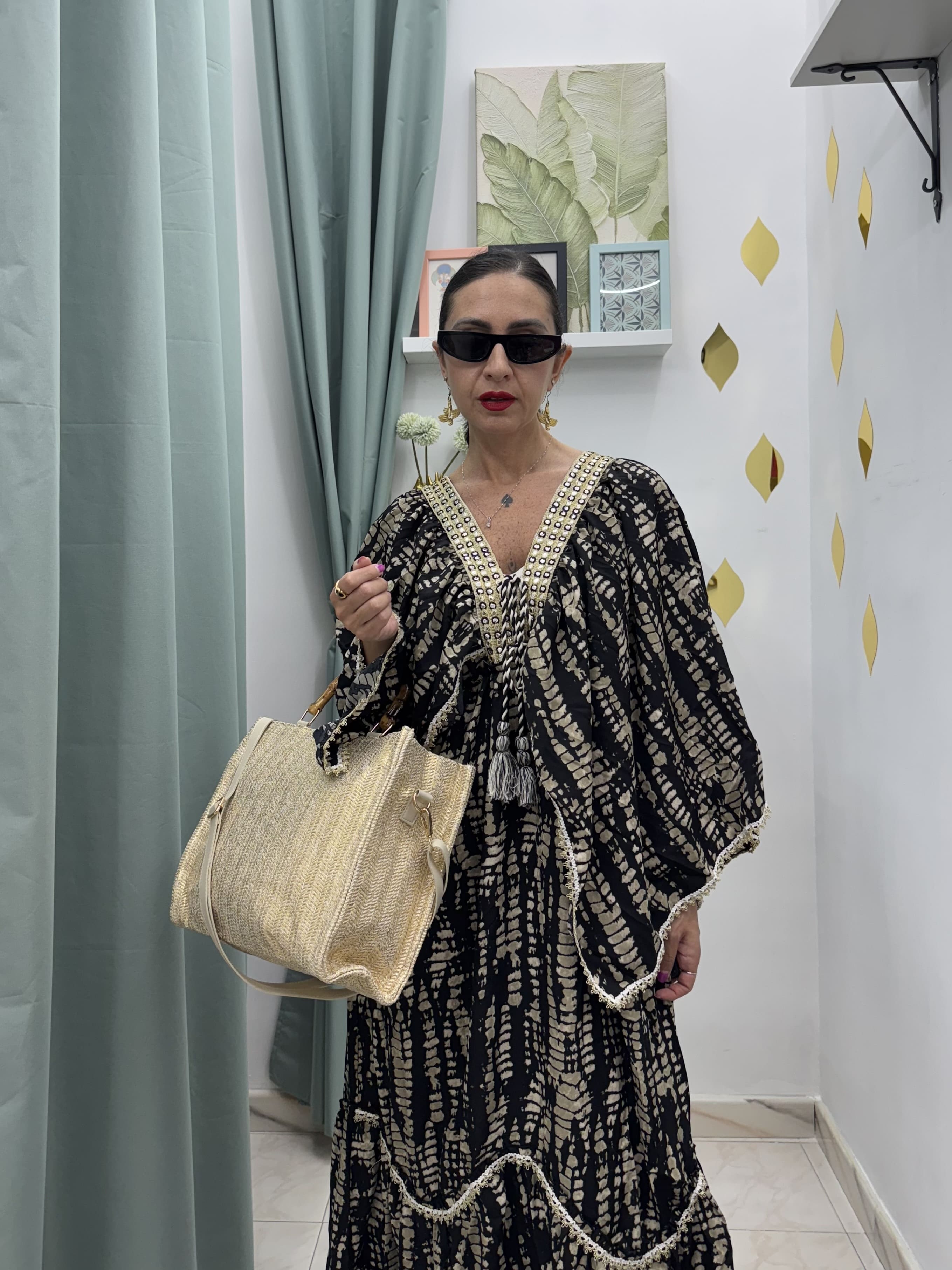Abito Lungo nero e beige con Volant a Giro Maniche – Elegante e Romantico | Taglie SM e ML