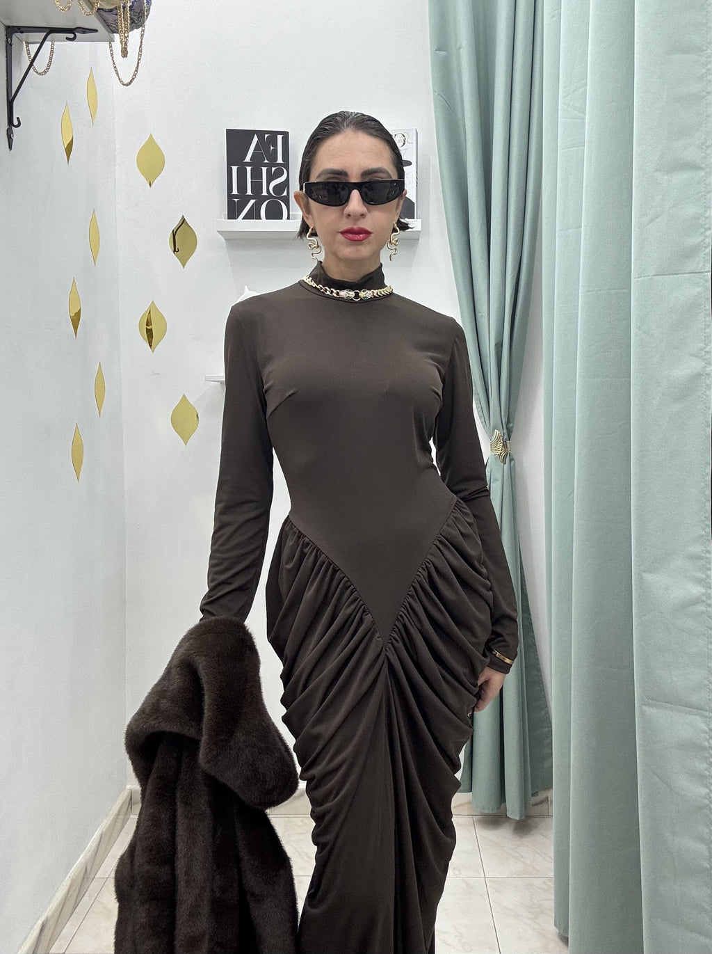 Abito Lungo Drappeggiato MARRONE– Eleganza Senza Tempo