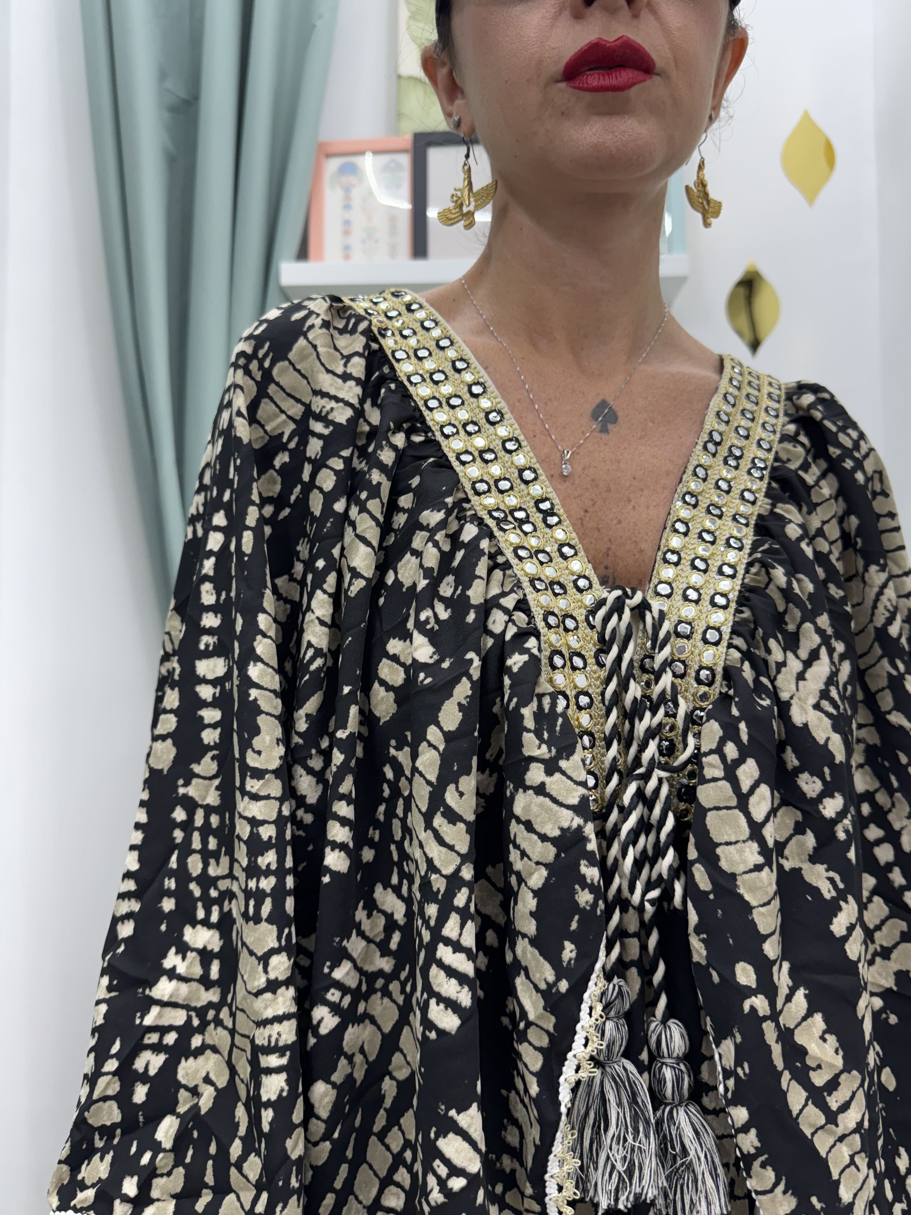 Abito Lungo nero e beige con Volant a Giro Maniche – Elegante e Romantico | Taglie SM e ML