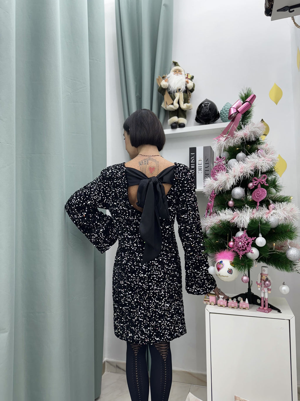 Abito in ciniglia con paillettes argento e nero – elegante, luminoso e perfetto per le feste