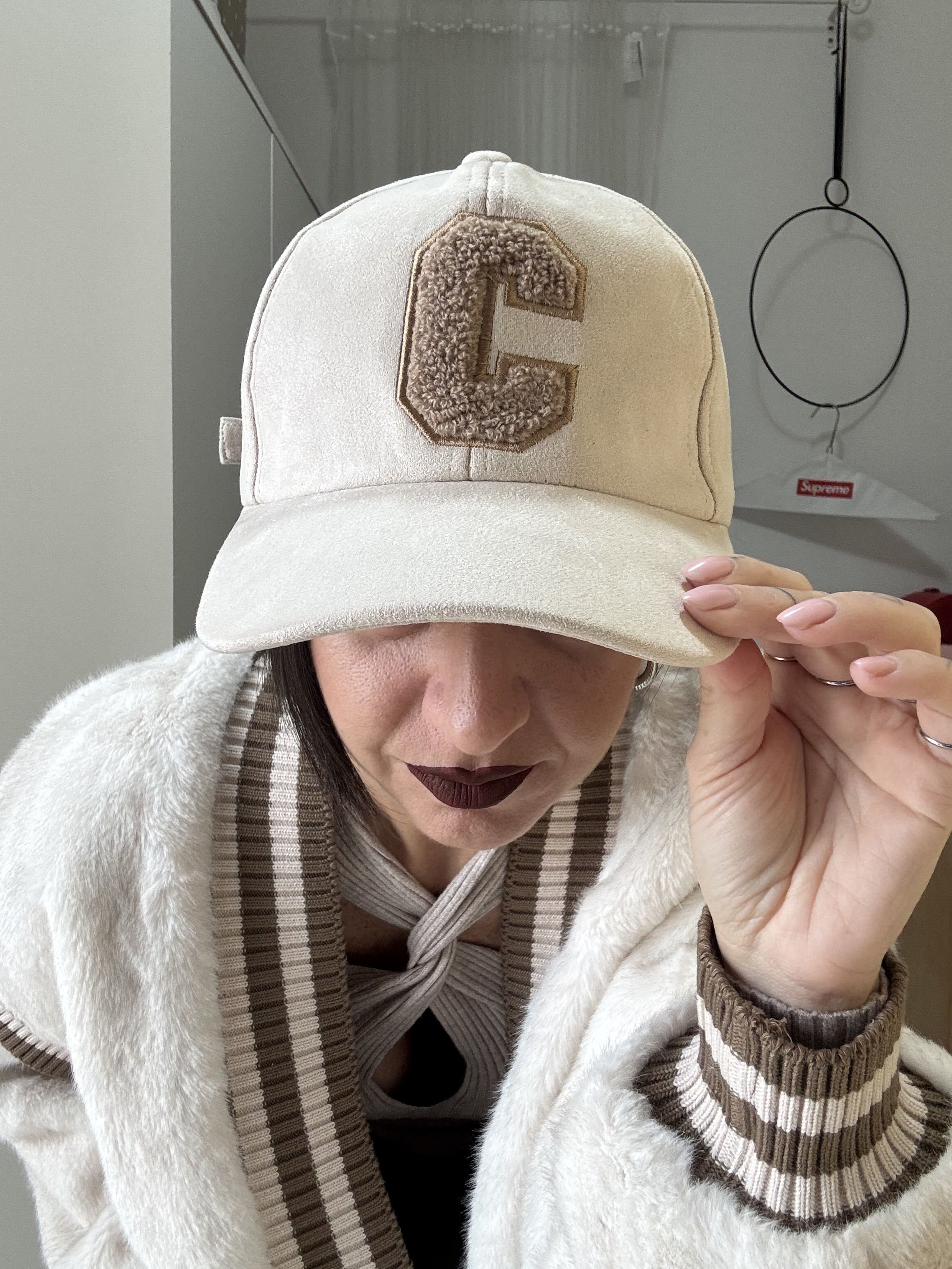 Berretto Unisex in Alcantara con Lettera C in Spugna – Regolabile, Colori Nero, Marrone e Beige