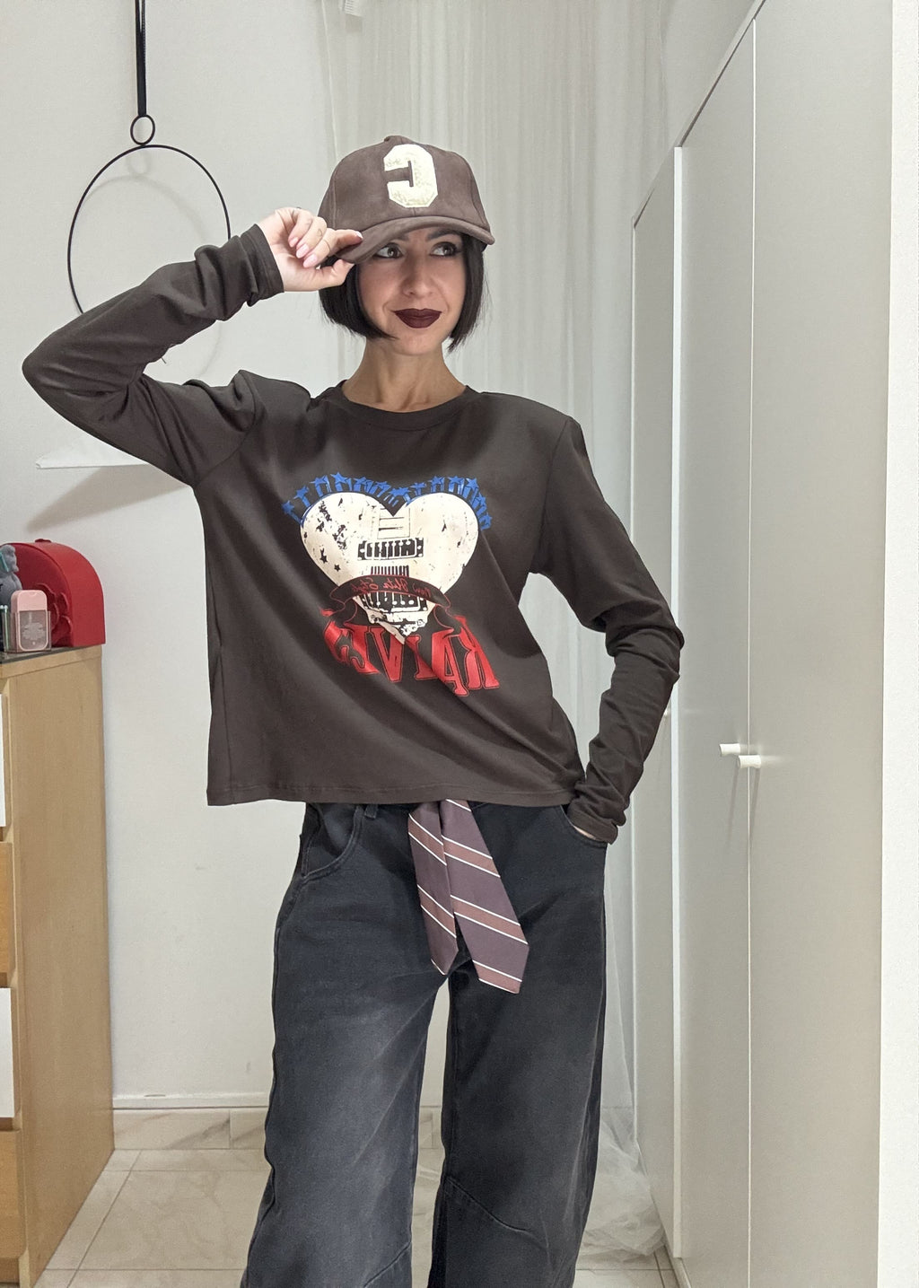 Berretto Unisex in Alcantara con Lettera C in Spugna – Regolabile, Colori Nero, Marrone e Beige