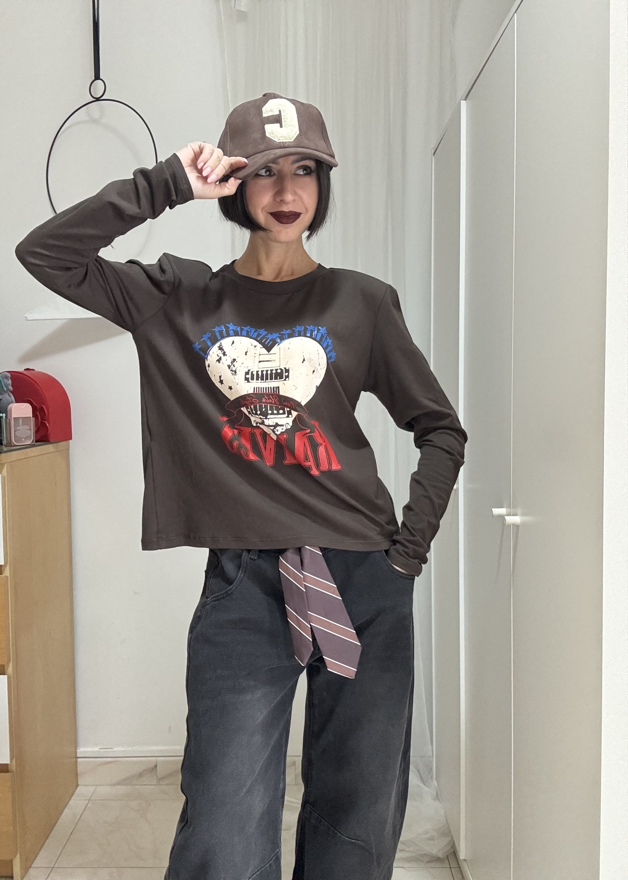 Berretto Unisex in Alcantara con Lettera C in Spugna – Regolabile, Colori Nero, Marrone e Beige