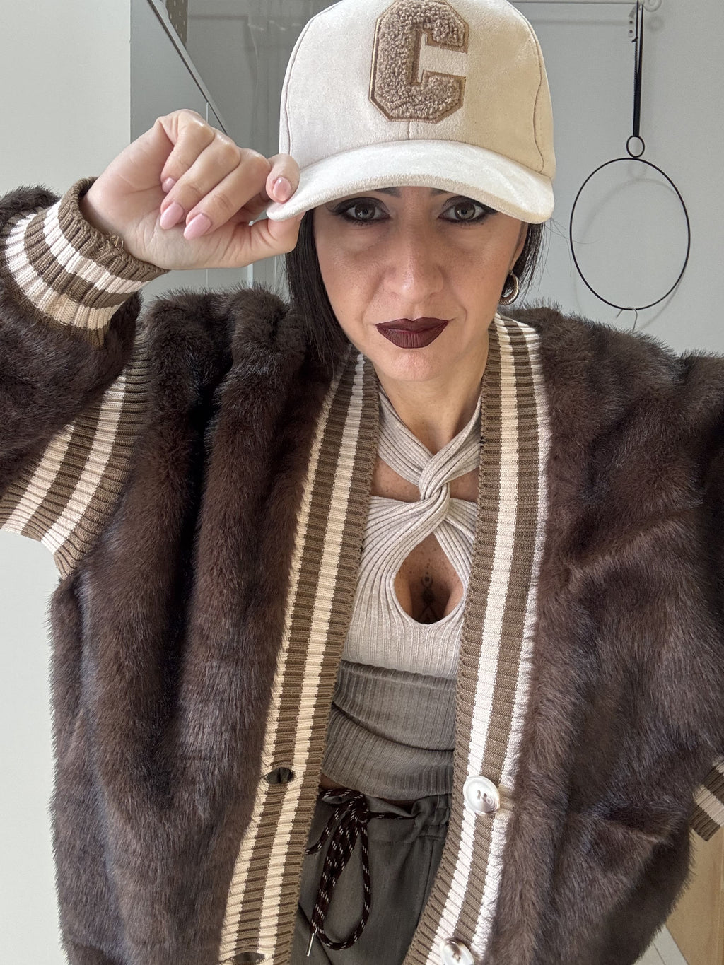 Berretto Unisex in Alcantara con Lettera C in Spugna – Regolabile, Colori Nero, Marrone e Beige