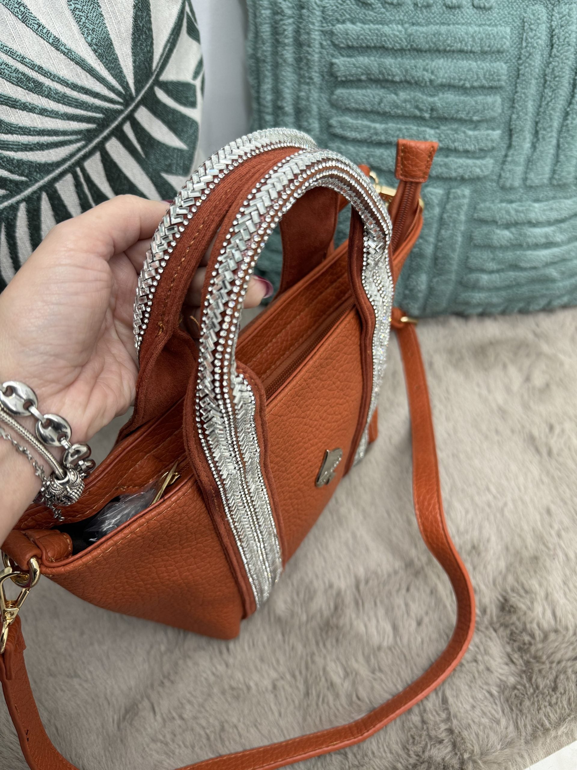 Borsa a mano con dettagli e manici in strass