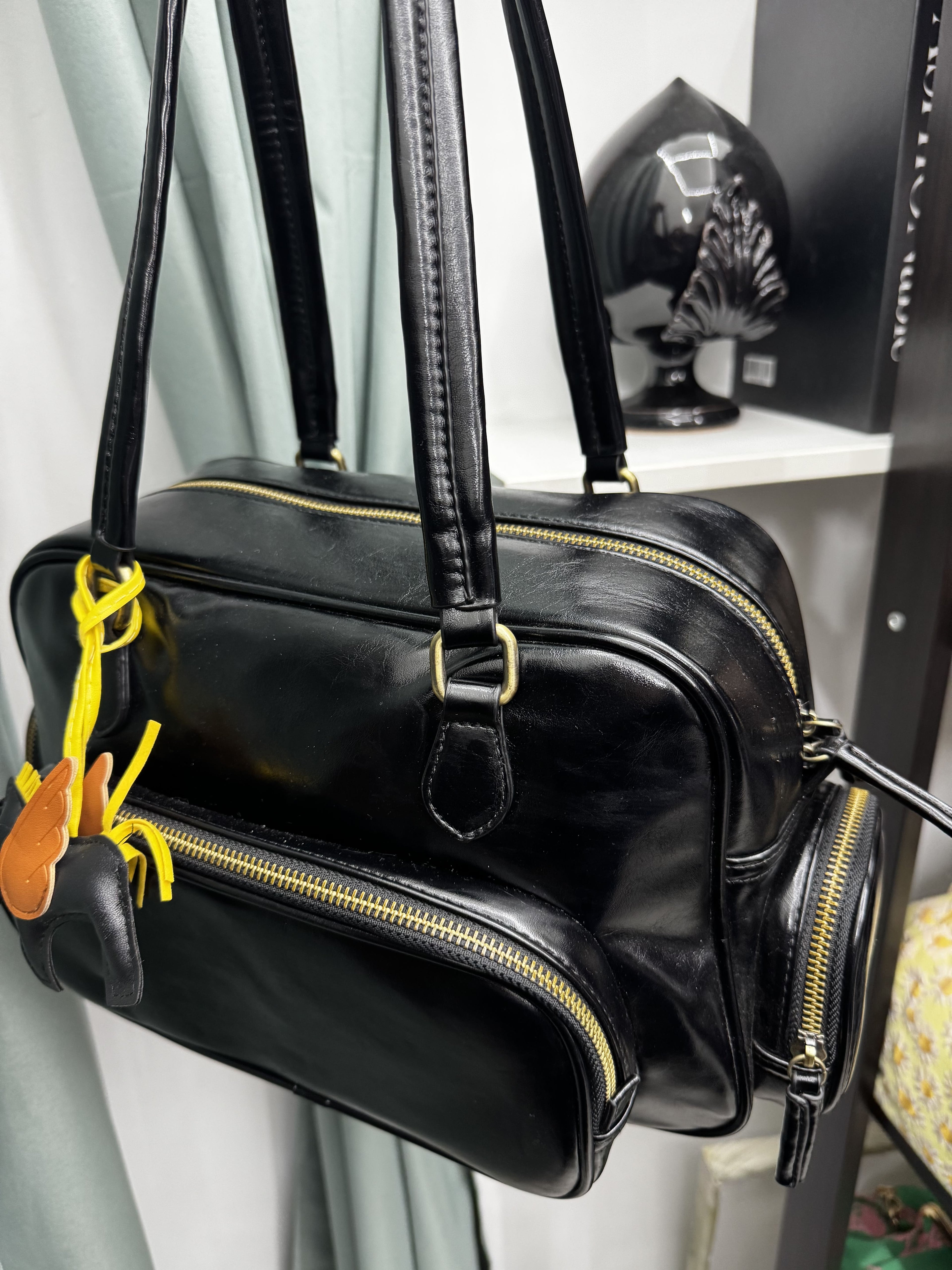 Borsa nera lucida in similpelle con doppio manico – Elegante, capiente e sempre alla moda