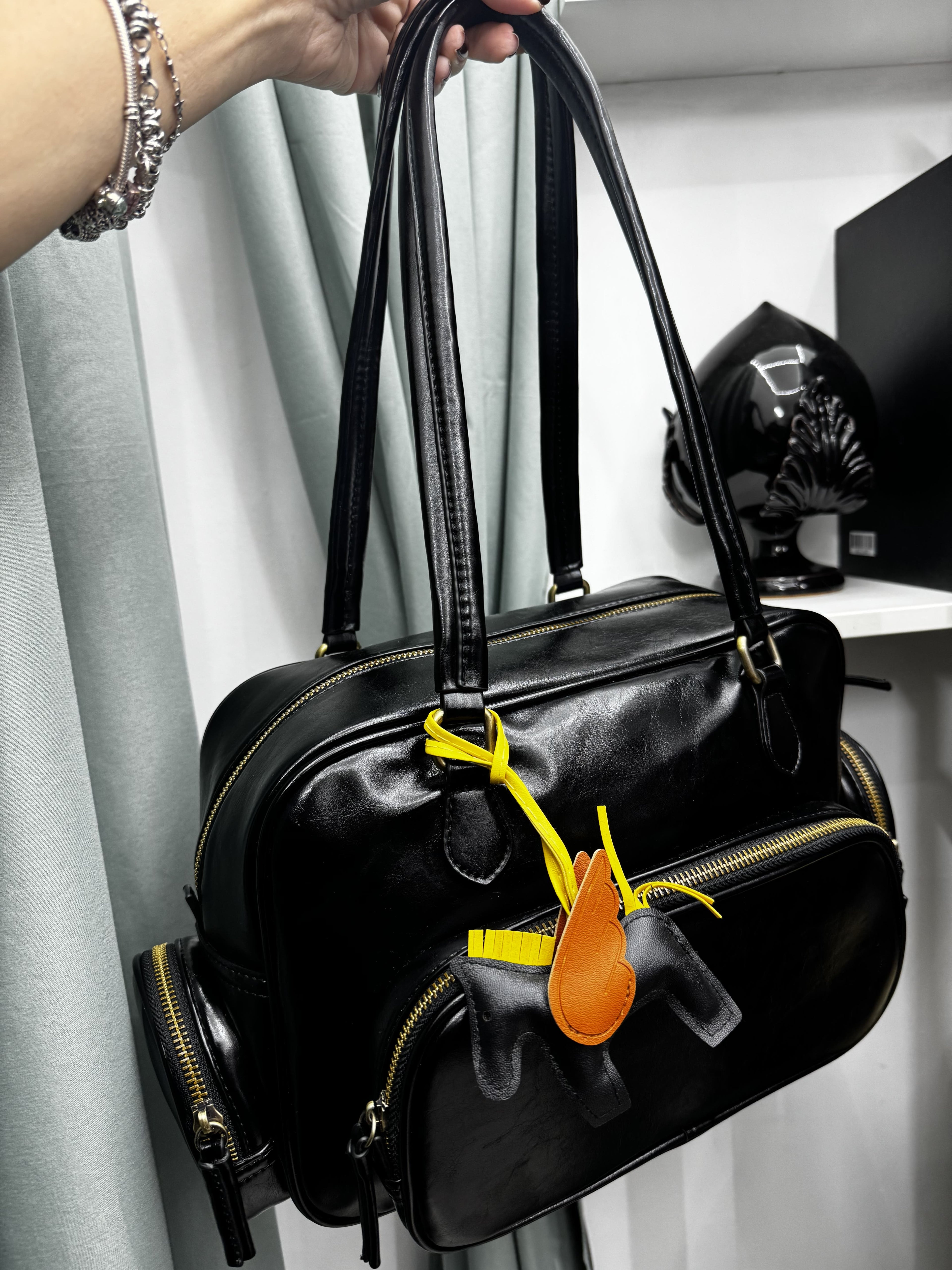 Borsa nera lucida in similpelle con doppio manico – Elegante, capiente e sempre alla moda