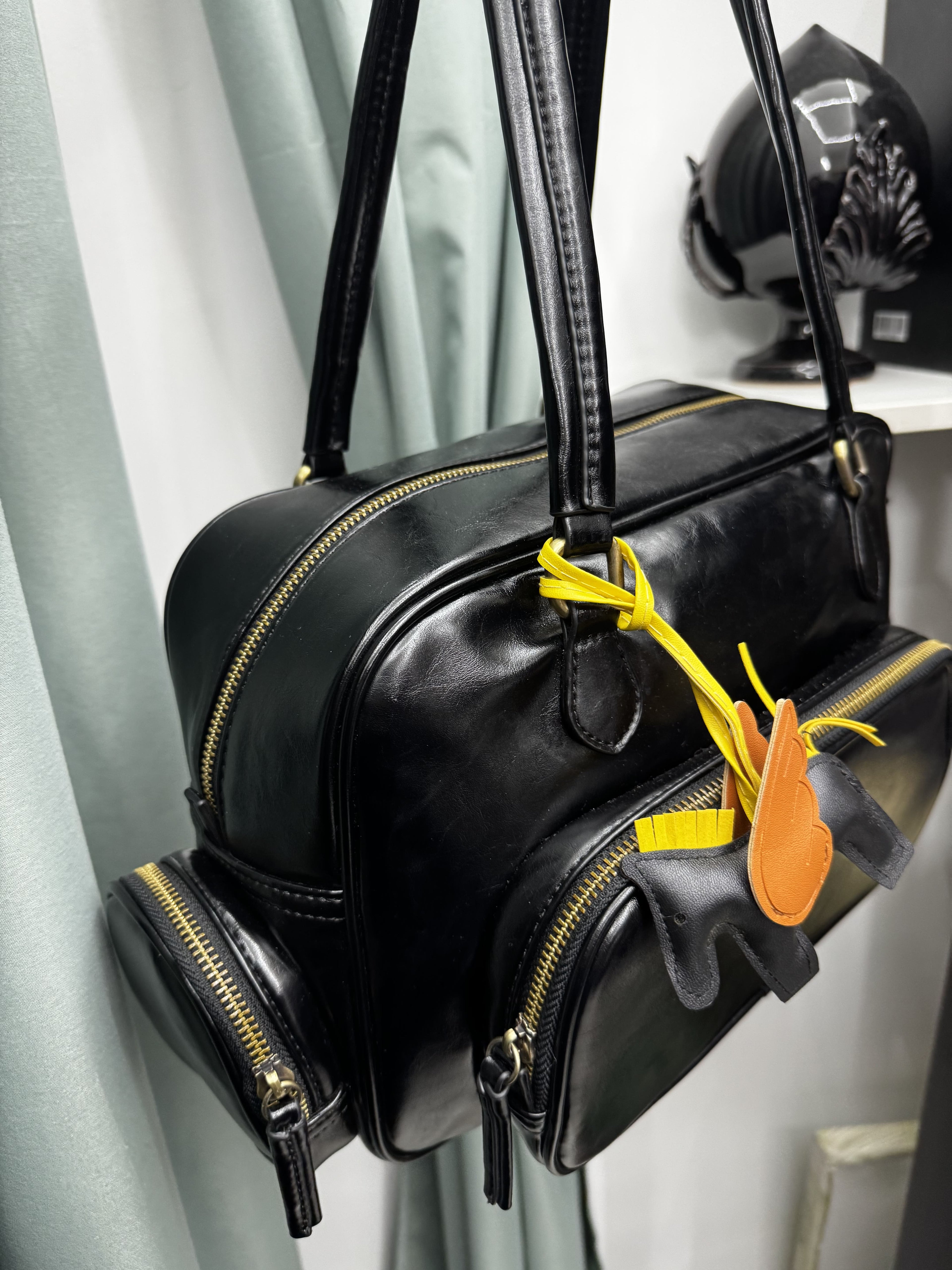 Borsa nera lucida in similpelle con doppio manico – Elegante, capiente e sempre alla moda