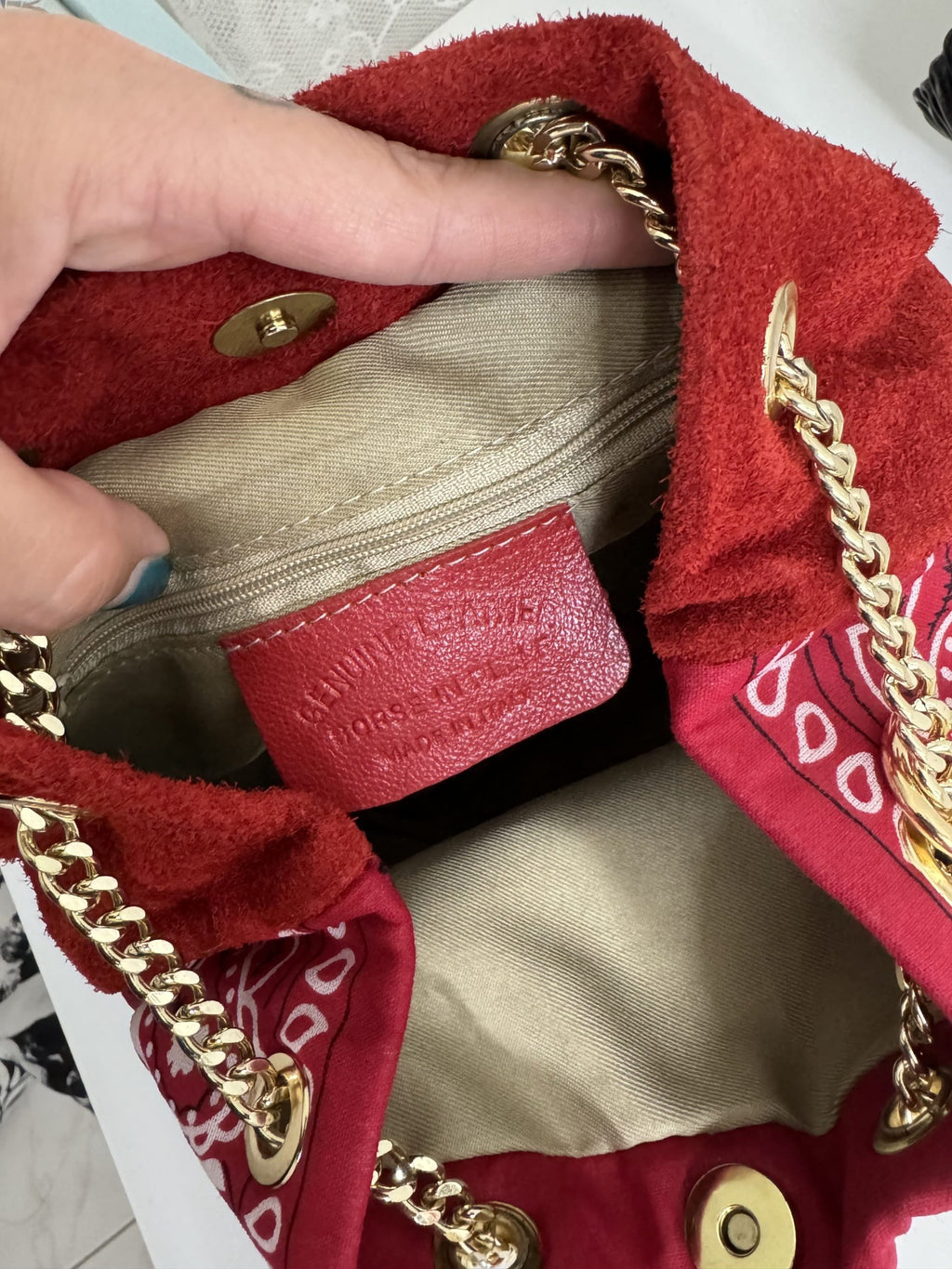 Borsa a secchiello motivo bandana in camoscio
